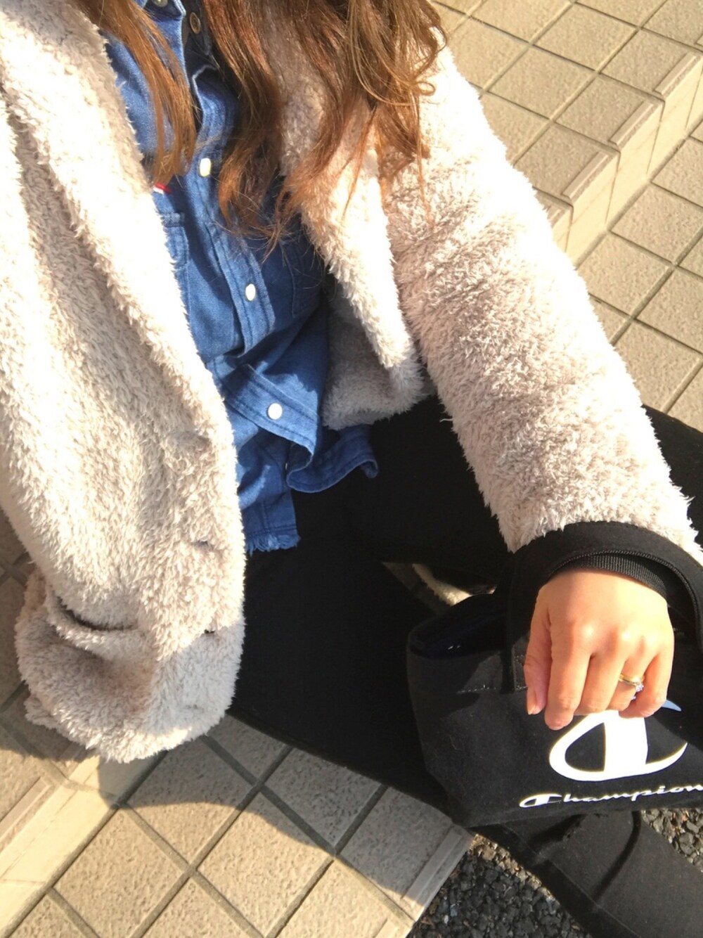 「ロンハーマン、ベアフット、カジュアルコーデ、1月、もこもこ、西海岸、20代、サーフ、UNIQLO、しまむら」｜「BAYFLOWのBAYFLOW／デニム刺繍シャツ（シャツ/ブラウス、ブルー系）」を使った、ぽんまなさん（レディース・162cm）の冬コーディネートの1枚目の写真