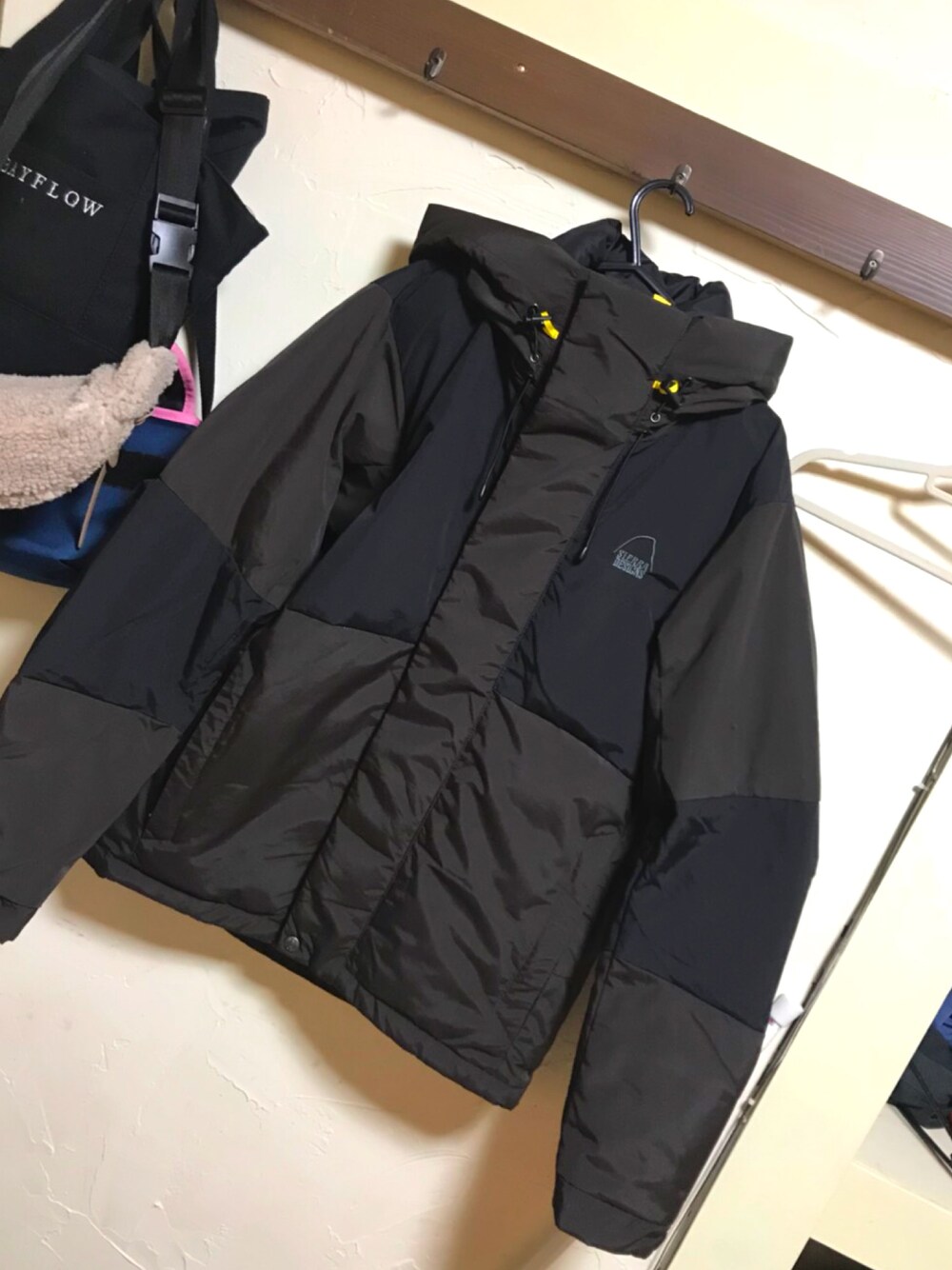 「ノースフェイス、バルトロ風、シェラデザイン、ダウンジャケット、ブラウン×ブラック、暖かい」｜「SIERRA DESIGNSのアイテム（ダウンジャケット/コート、ブラウン系）」を使った、ぽんまなさん（レディース・162cm）の冬コーディネートの1枚目の写真