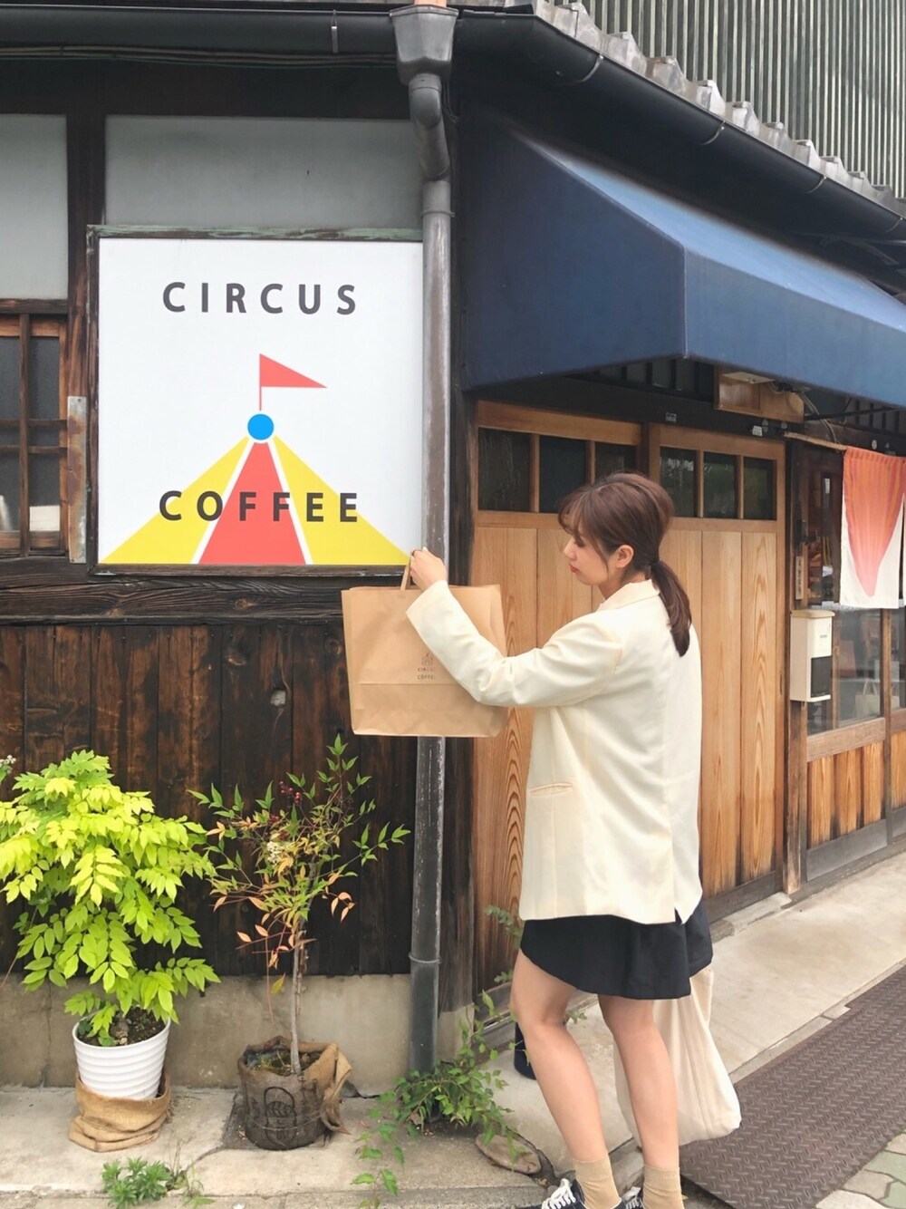 「ジャケット、オトナカジュアル、ジャケットスタイル、韓国ファッション、韓国ブランド、スニーカー、春夏コーデ、休日スタイル、korea、カフェ」｜「circus coffee☕️のアイテム（その他、その他）」を使った、miyhong✳︎✳︎さん（レディース・168cm）の夏コーディネートの1枚目の写真