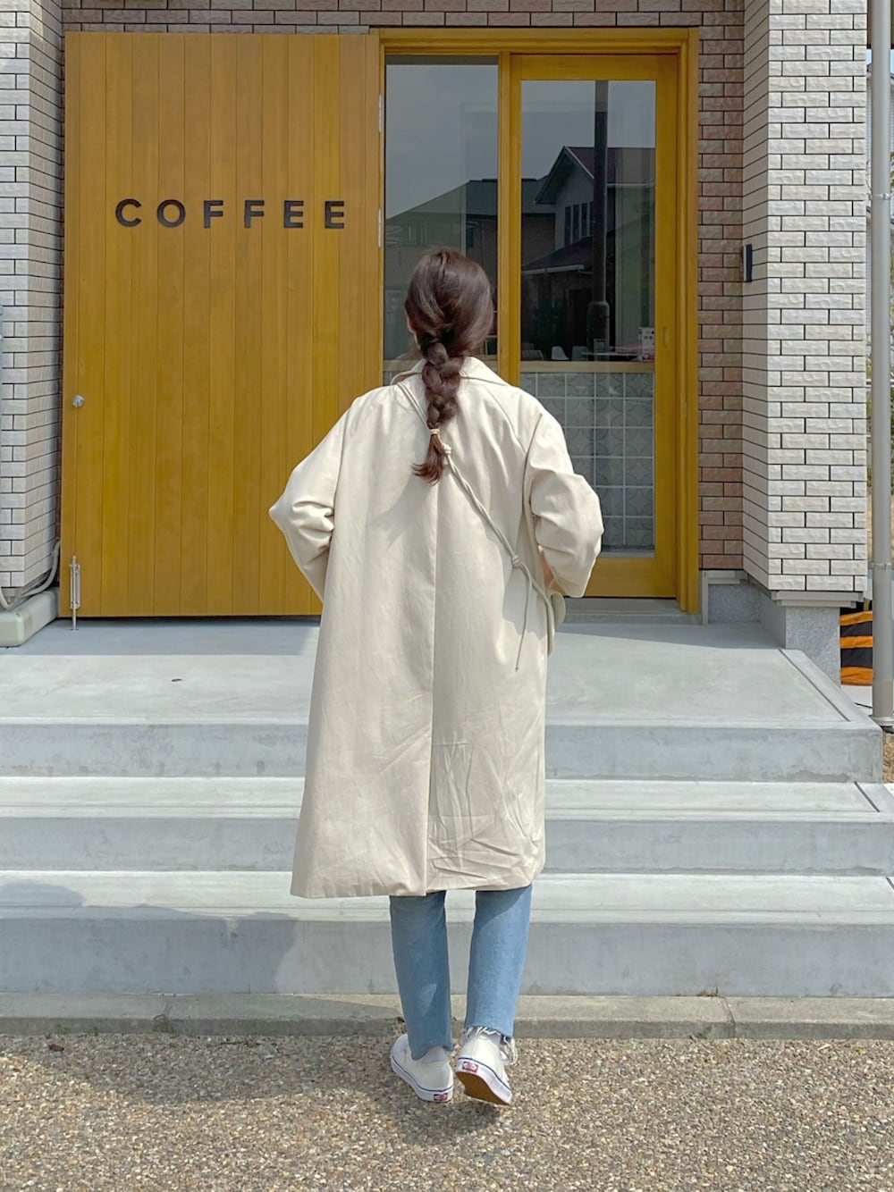 「シンプルコーデ、ホワイトコーデ、デニムパンツ、ラフスタイル、休日スタイル」｜「ZEMMAWORLDのアイテム（ノーカラージャケット、ホワイト系）」を使った、miyhong✳︎✳︎さん（レディース・168cm）の春コーディネートの1枚目の写真