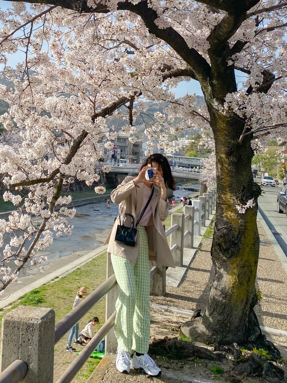 「TELFAR、春、大人カジュアル、韓国ブランド、New Balance、スニーカーコーデ、お花見、高身長女子、ラフ、ギンガムチェック」｜「telfarのアイテム（ショルダーバッグ、ブラック系）」を使った、miyhong✳︎✳︎さん（レディース・168cm）の春コーディネートの1枚目の写真