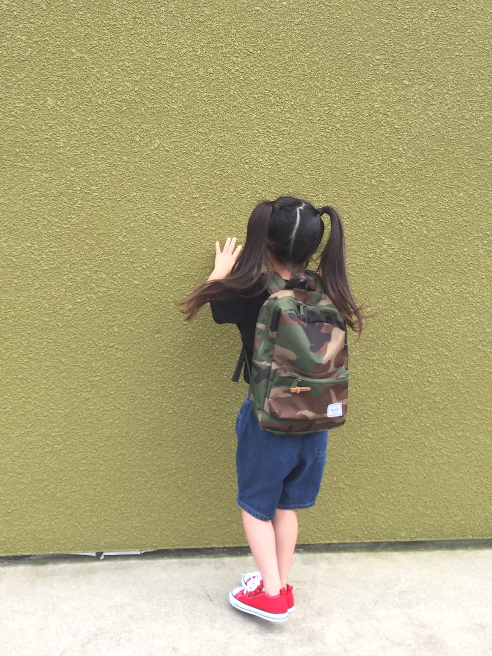 「ユニクロ、無印良品、シンプルコーデ、夏、シンプル、コンバース、スニーカー、おんなのこ、kids、ボーイッシュ」｜「CONVERSEのconverse(コンバース) CHILD ALL STAR N Z OX(チャイルドオールスターNZOX)（スニーカー、レッド系）」を使った、RRさん（キッズ・110cm）の夏コーディネートの1枚目の写真
