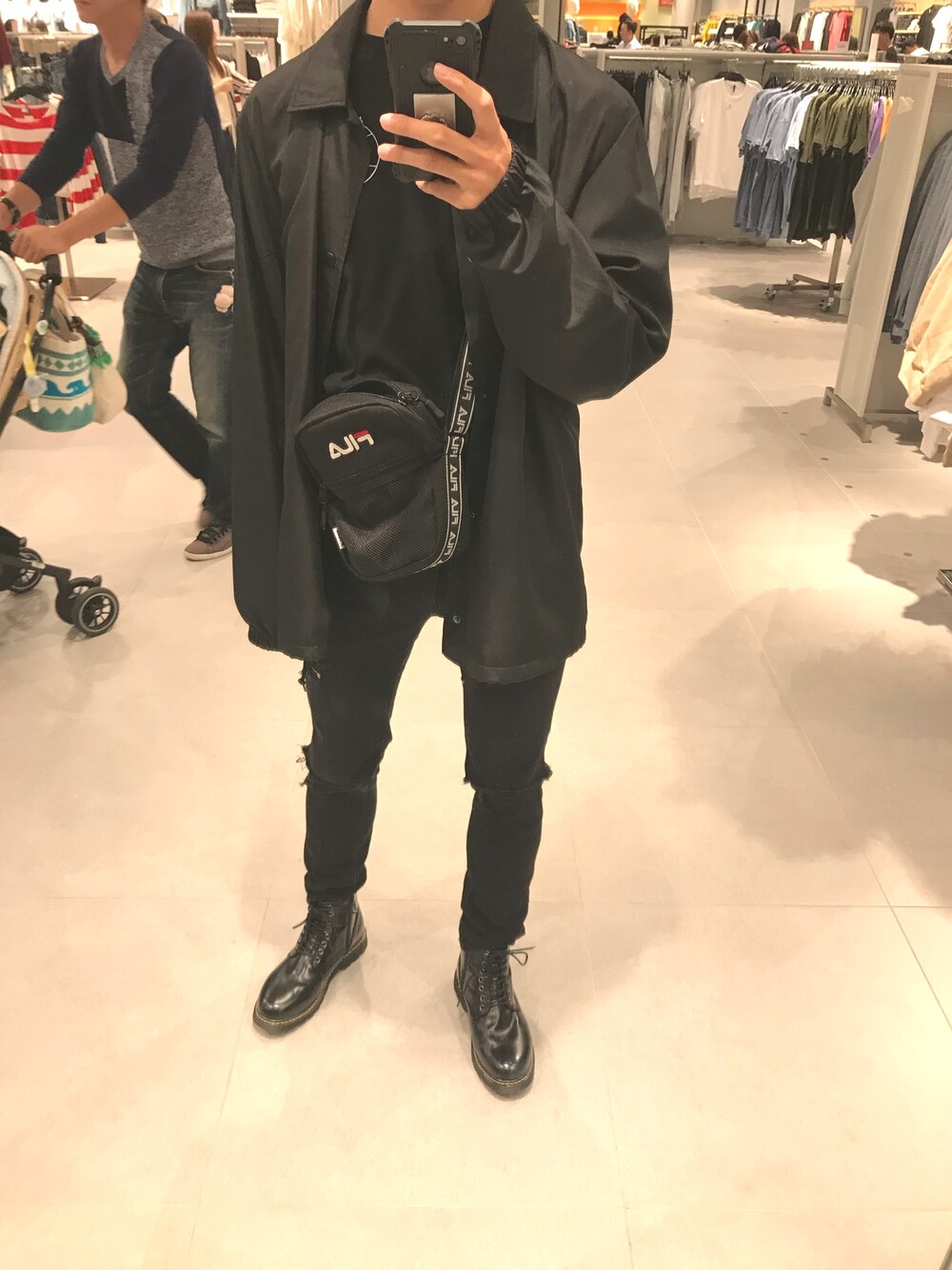 「秋服準備はじめました、Dr.Martens、コーチジャケット、FILA、GU、スキニー、ブーツ、高校生、モノトーン」｜「Dr. MartensのDr.Martens / 1460 8EYEBOOT_mtn（ブーツ、グリーン系）」を使った、はしもとさん（メンズ・172cm）の秋コーディネートの1枚目の写真