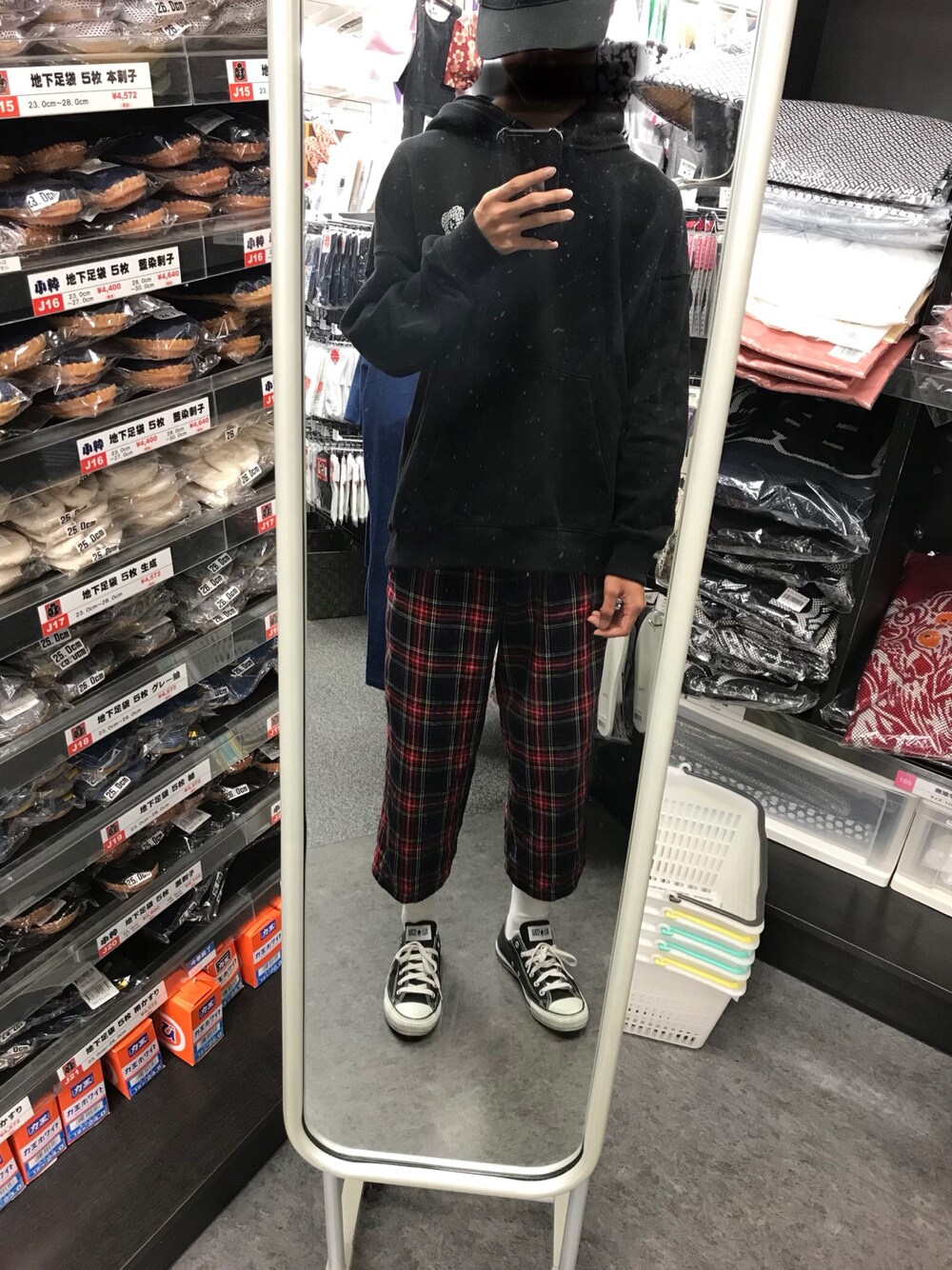 「チェックパンツ、パーカー、シンプル、おしゃれさんと繋がりたい、白ソックス、UNIQLO、オーバーサイズ」｜「GUのアイテム（パーカー、ブラック系）」を使った、はしもとさん（メンズ・173cm）の秋コーディネートの1枚目の写真