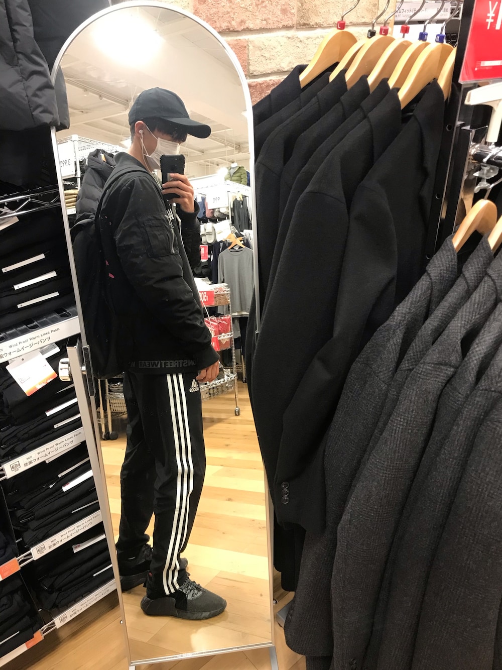 「エムエーワン、ストリート服が好き、秋冬コーデ、ブラック、休日スタイル、いいね、save、フォローお願いします🤑、ラインパンツ、ダル着、ユニクロ」｜「adidasのメンズ アディダス ファイヤーバード ジャージパンツ adidas ADI FIREBIRD TP（その他パンツ、ブラック系）」を使った、はしもとさん（メンズ・172cm）の秋コーディネートの1枚目の写真