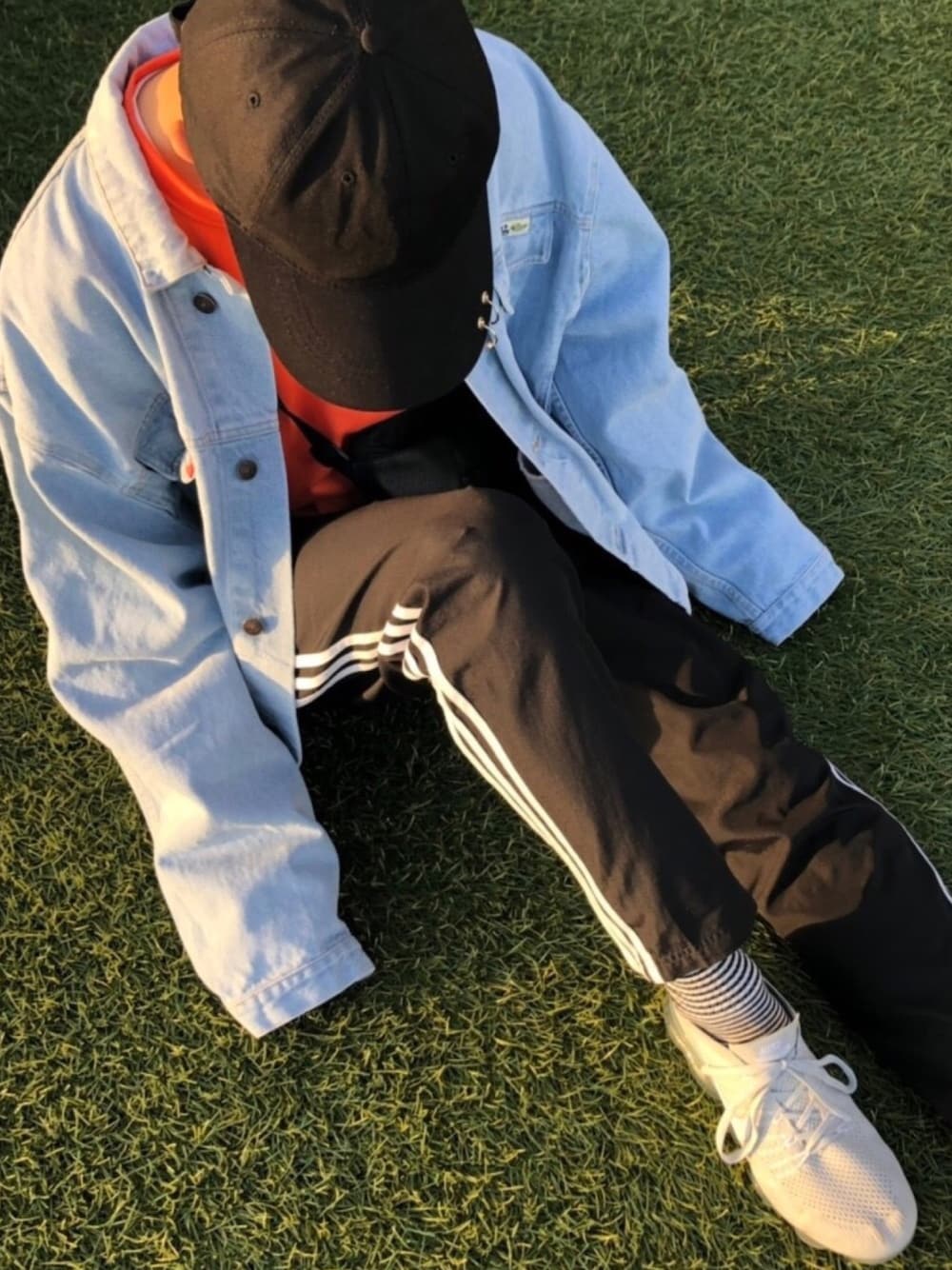 「デニムジャケット、ストリート、韓国ファッション、オーバーサイズ、ラインパンツ、ウエストポーチ、おしゃれさんと繋がりたい、ビッグシルエット、高校生、キャップ」｜「NIKEのNIKE ナイキ W AIR VAPORMAX FLYKNIT 2 ナイキ ウィメンズ エア ベイパーマックス フライニット 2 942843 105 WHITE/WHITE-VAST GREY-FOOTBALL GREY（スニーカー、ホワイト系）」を使った、はしもとさん（メンズ・172cm）の秋コーディネートの1枚目の写真