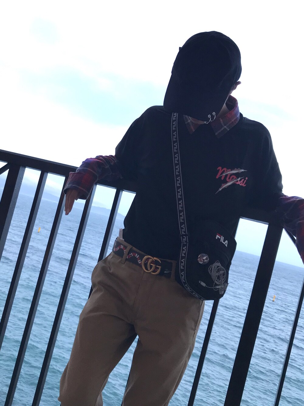 「GUCCI、levi’s、タックイン、チエックシャツ、H&M、秋冬コーデ、プチプラ、アイラブCONVERSE、FILA」｜「H&Mのアイテム（ジャケット/アウター、その他）」を使った、はしもとさん（メンズ・172cm）の冬コーディネートの1枚目の写真