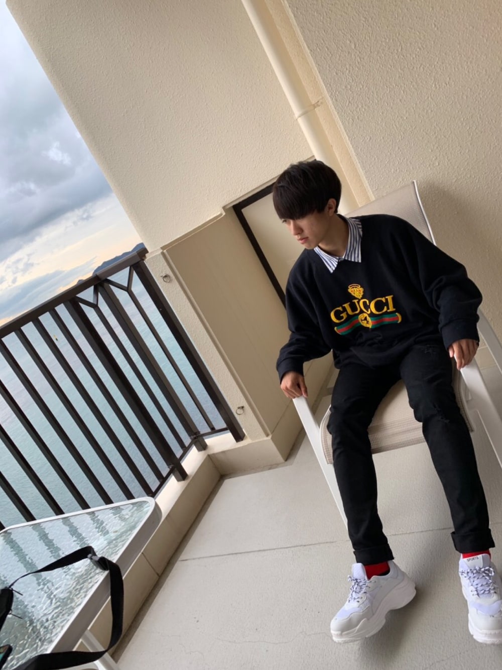 「GUCCI、ダッドスニーカー、ストライプ、ストライプシャツ、韓国ファッション、韓国、修学旅行、冬コーデ、黒スキニー、おしゃれさんと繋がりたい」｜「GUの（GU）スキニーパンツ（レングス７８ｃｍ）（パンツ、ブラック系）」を使った、はしもとさん（メンズ・172cm）の冬コーディネートの1枚目の写真
