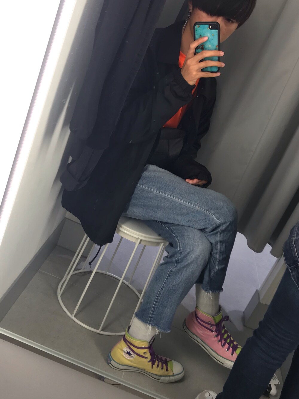 「コーチジャケット、ユニクロ、蛍光カラー、デニムパンツ、韓国、休日スタイル、converse、シロソックス」｜「UNIQLOのスリムボーイフレンドフィットアンクルジーンズ（カットオフ）（デニムパンツ、ブルー系）」を使った、はしもとさん（メンズ・173cm）の冬コーディネートの1枚目の写真