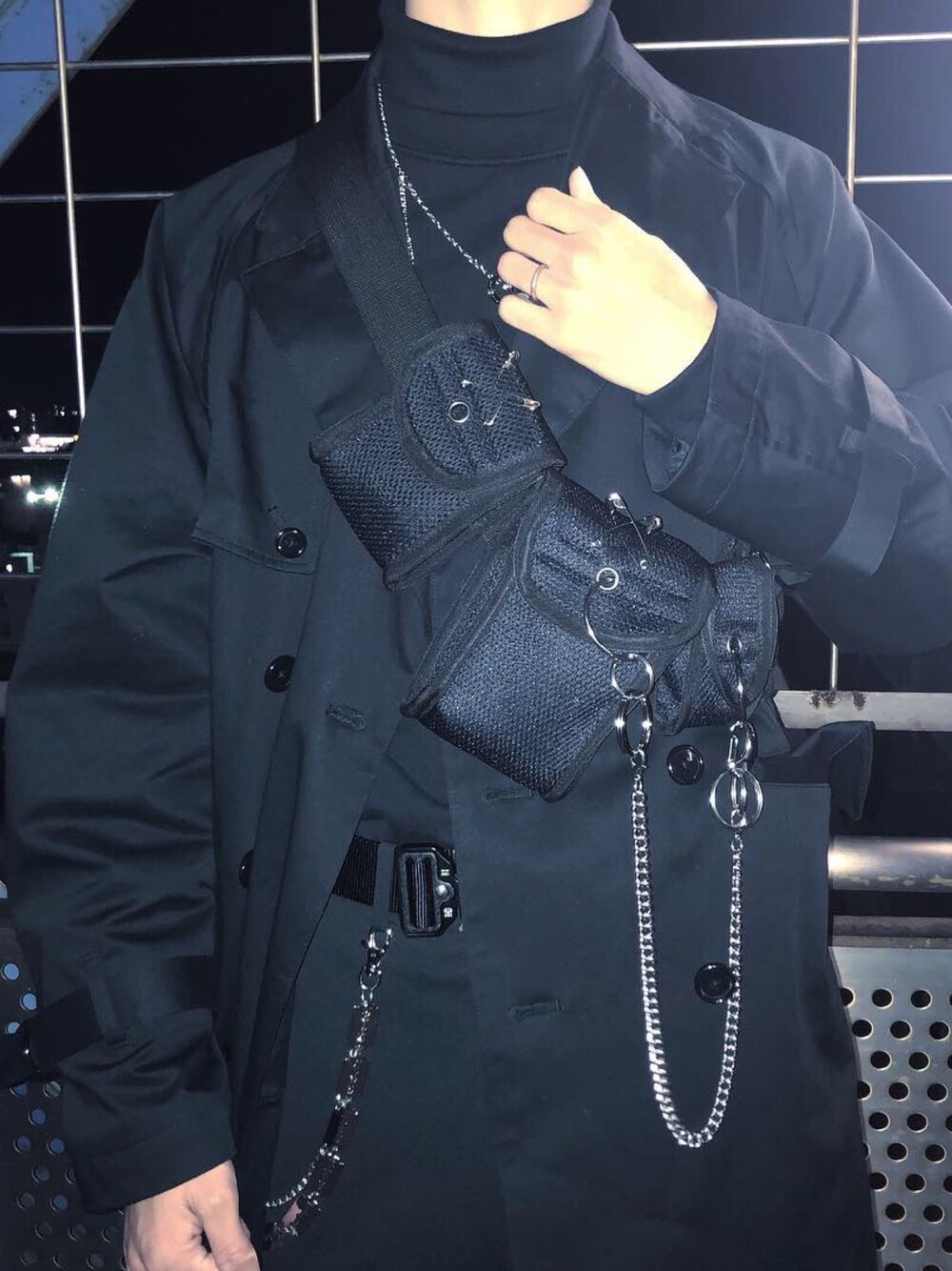 「冬コーデ、alyx、HARE、オールブラック、コート、タートルネック、黒、ブラック、おしゃれさんと繋がりたい、韓国ファッション」｜「1017 ALYX 9SMの＜1017 ALYX 9SM＞ ROLLERCOASTER BELT/ベルト（ベルト、ブラック系）」を使った、はしもとさん（メンズ・173cm）の冬コーディネートの1枚目の写真