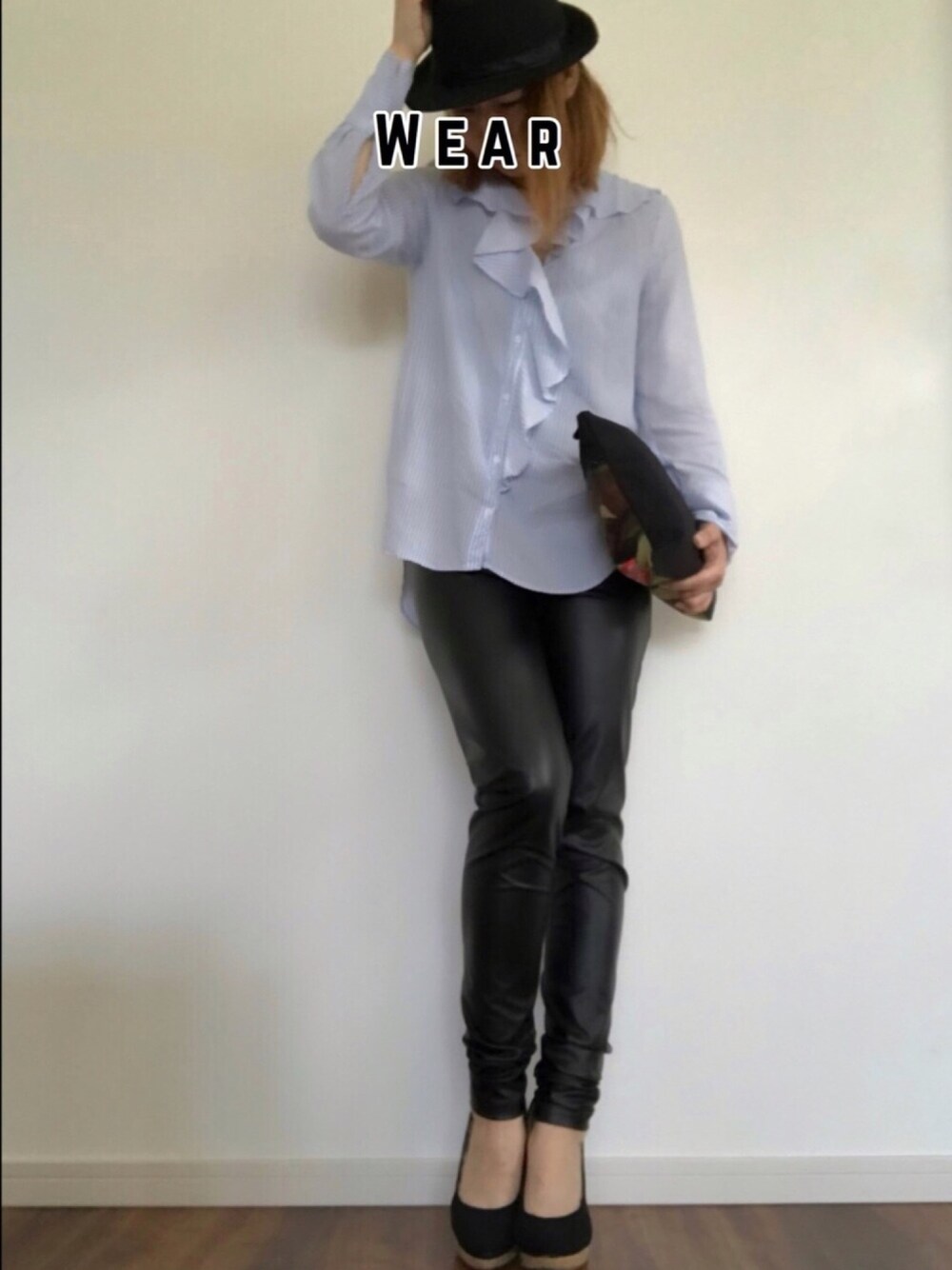 ブルー系のシャツ/ブラウス、ブラック系のその他パンツ、ブラック系のパンプスを着用したレディースの春コーディネートの1枚目の写真