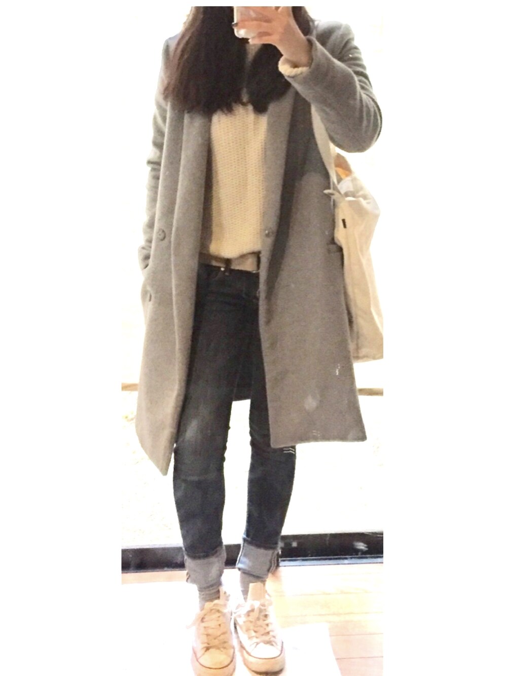 「防寒　、パンツスタイル、デニムパンツ、スニーカー、グレー、チェスターコート、韓国旅行、カジュアル」｜「Bershkaのアイテム（トップス、ホワイト系）」を使った、ふゆさん（レディース・158cm）の春コーディネートの1枚目の写真