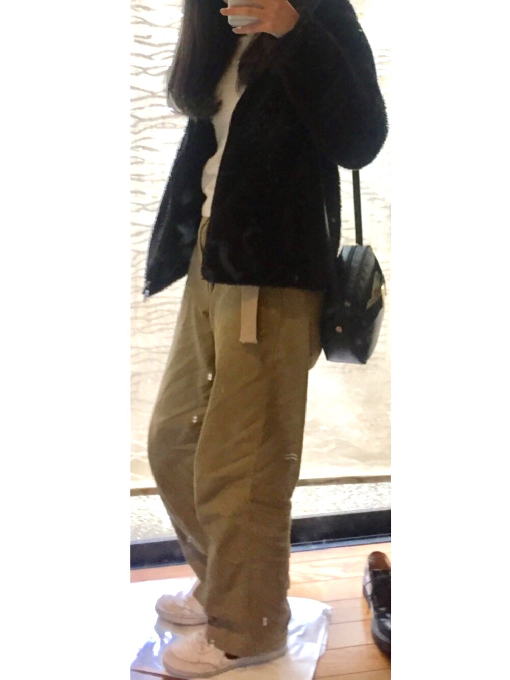 「ootd、outfit、ワイドパンツ、もこもこ、シンプル、スニーカー、春コーデ」｜「pink adobeのバックサテンベイカーパンツ（その他パンツ、ベージュ系）」を使った、ふゆさん（レディース・158cm）の春コーディネートの1枚目の写真