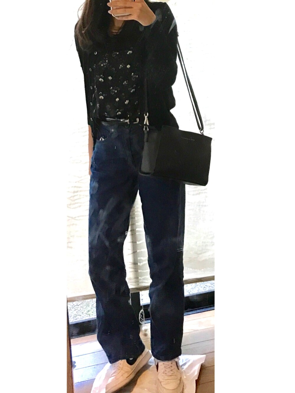 「オトナカジュアル、シンプル、休日スタイル、ラクチンコーデ、ラフ、スニーカー、ポール・マッカートニー、ootd」｜「IEDITの【股下丈が選べる】ウエストフリンジがアクセントの絶妙ラインワイドデニムパンツ（デニムパンツ、ブルー系）」を使った、ふゆさん（レディース・158cm）の春コーディネートの1枚目の写真