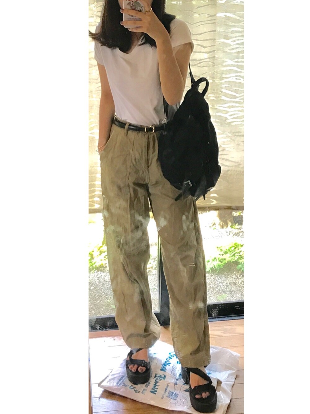 「カジュアルコーデ、スポーツサンダル、白Tシャツ、PRADA、夏、シンプルコーデ、ラクチンコーデ」｜「pink adobeのバックサテンベイカーパンツ（その他パンツ、ベージュ系）」を使った、ふゆさん（レディース・158cm）の夏コーディネートの1枚目の写真