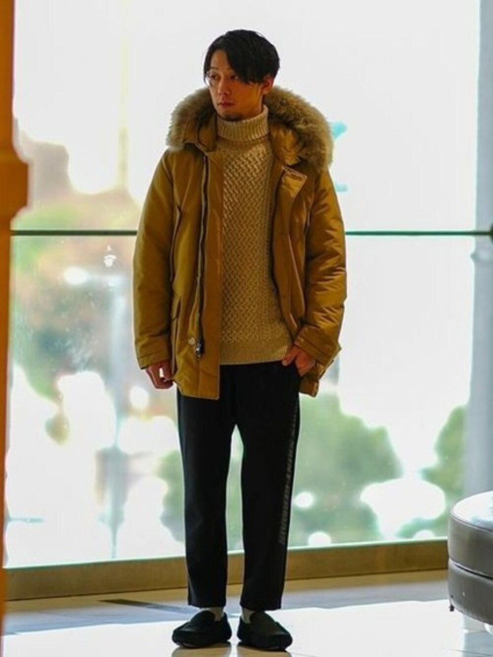 「ダウンジャケット、WOOLRICH、ケーブルニット、UGG、エディフィス、EDIFICE、ボアシューズ」｜「EDIFICEのPSG × EDIFICE パリサンジェルマン SIDE PRINT SWEAT PANTS（その他パンツ、ブラック系）」を使った、SHINOさん（メンズ・168cm）の冬コーディネートの1枚目の写真