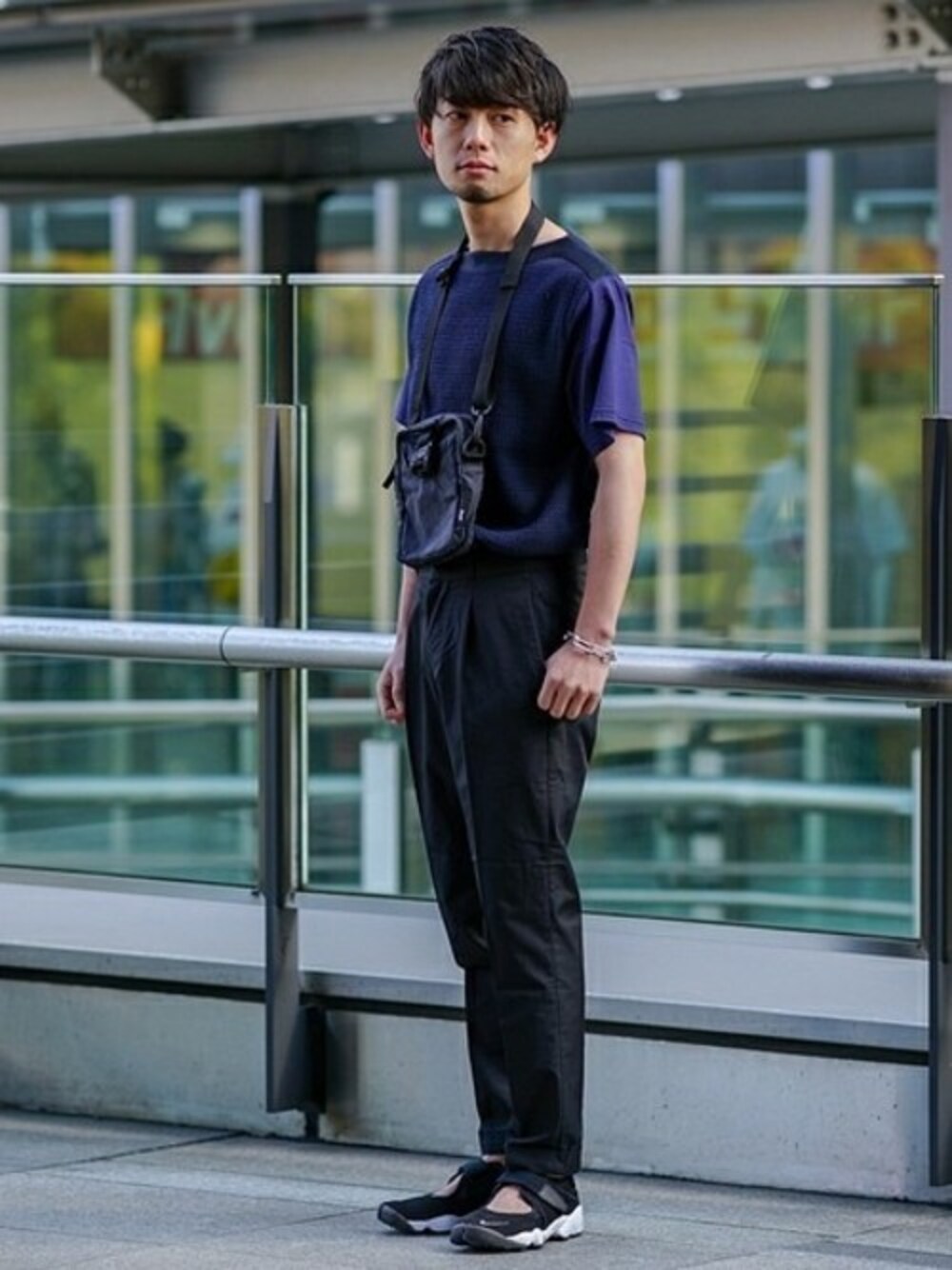 その他のパンツ、グレー系のバッグを着用したメンズの春コーディネートの1枚目の写真