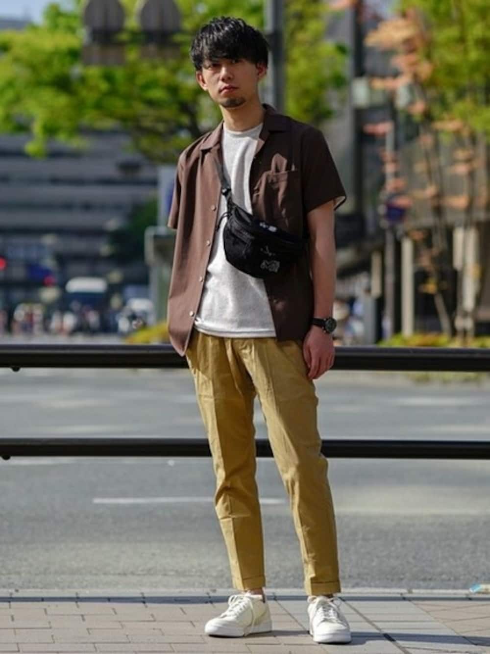 ブラウン系のシャツ/ブラウス、ホワイト系のTシャツ/カットソー、ベージュ系のその他パンツを着用したメンズの春コーディネートの1枚目の写真