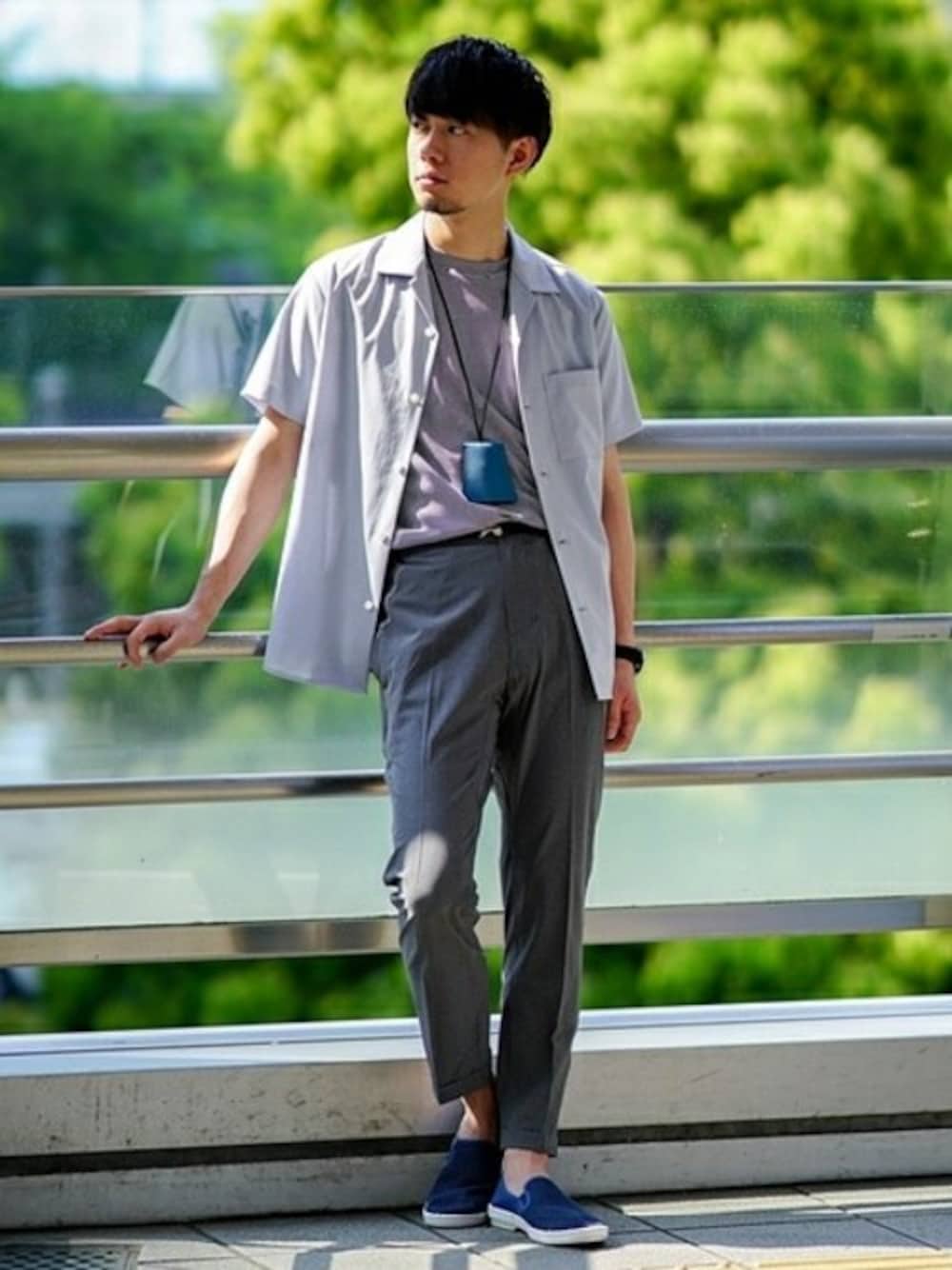 ブルー系のシャツ/ブラウス、ブルー系のTシャツ/カットソー、グレー系のその他パンツを着用したメンズの春コーディネートの1枚目の写真