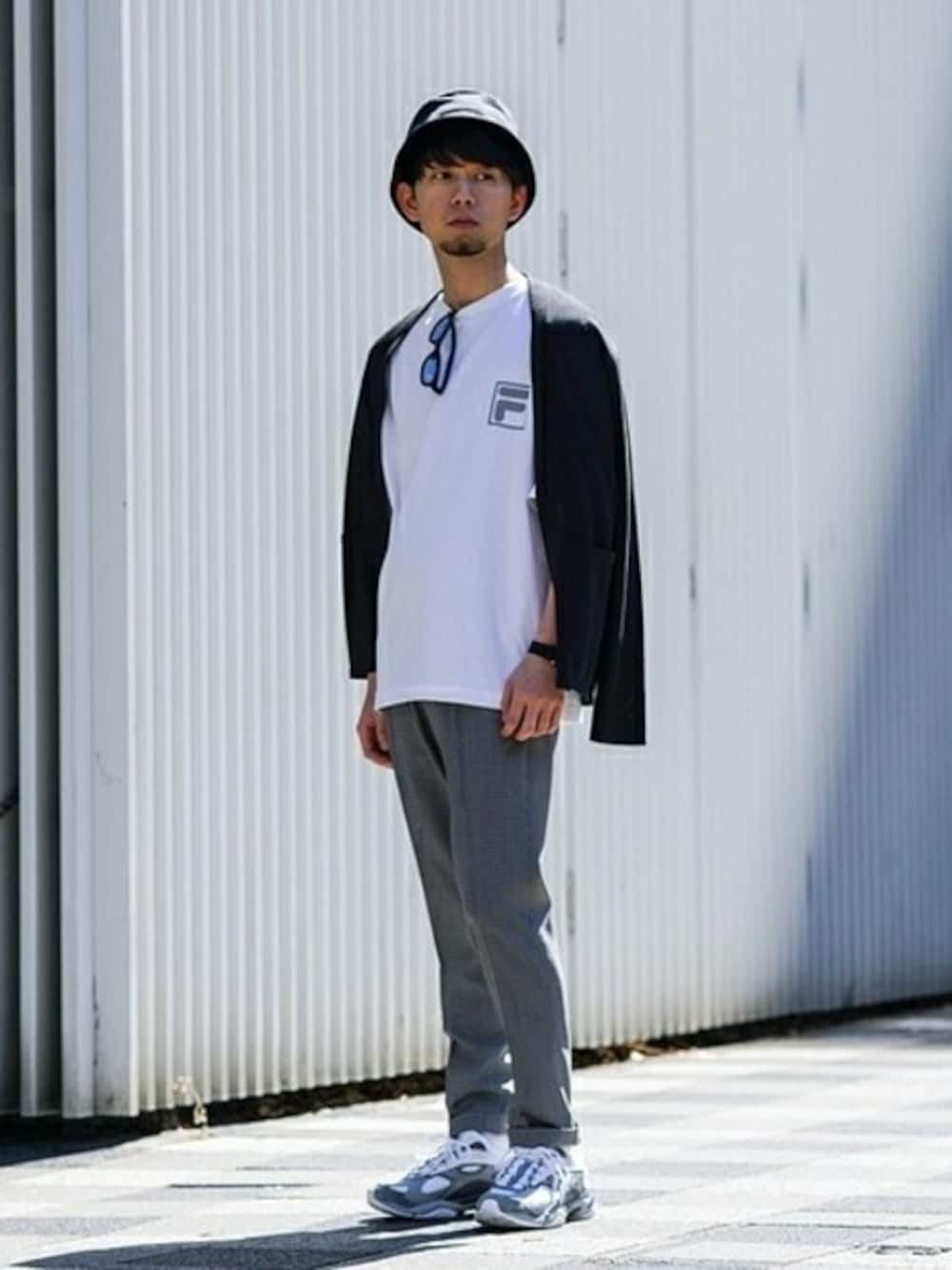 ブラック系のカーディガン/ボレロ、ホワイト系のTシャツ/カットソー、グレー系のその他パンツを着用したメンズの春コーディネートの1枚目の写真