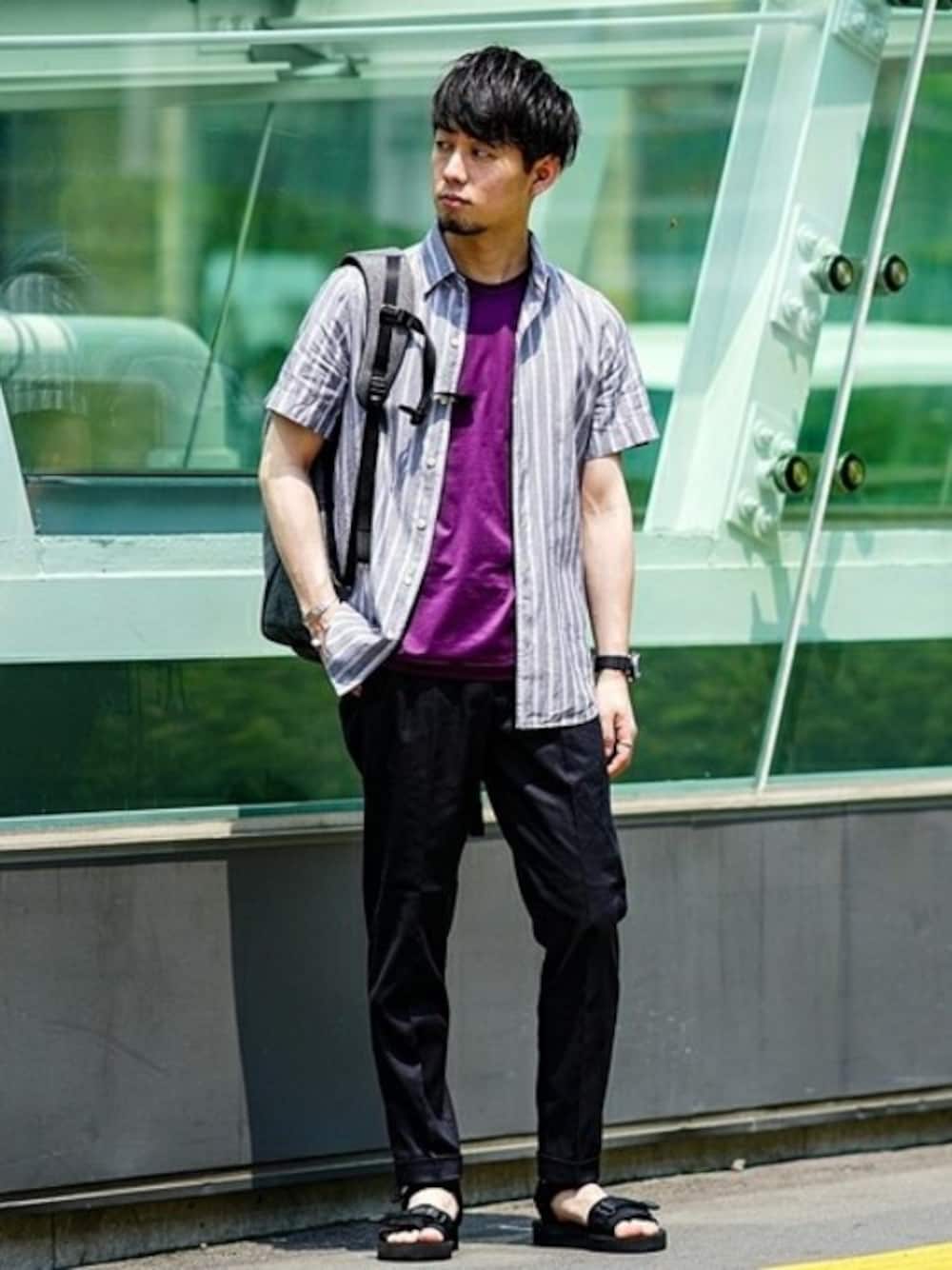 グレー系のシャツ/ブラウス、レッド系のTシャツ/カットソー、ブラック系のその他パンツを着用したメンズの夏コーディネートの1枚目の写真