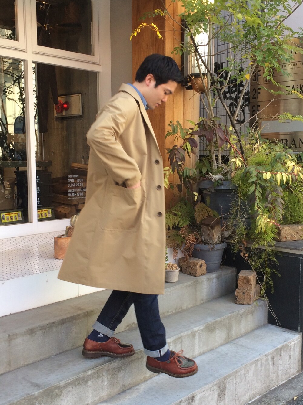 「sofarのアイテム（チェスターコート、ベージュ系）」を使った、yuyaitoさん（メンズ・170cm）の春コーディネートの1枚目の写真