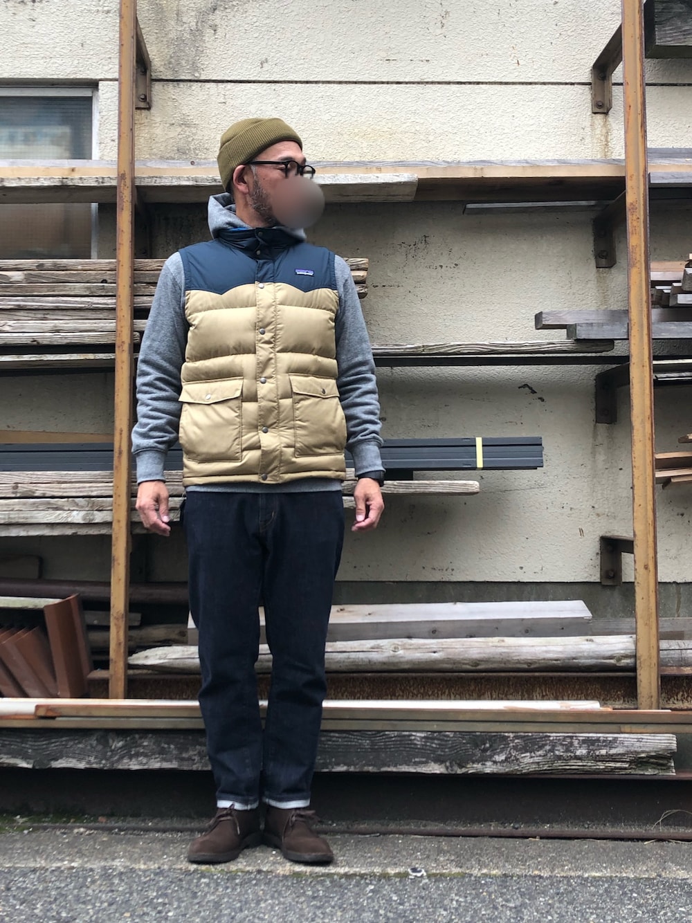 「UNIQLO U、パタゴニア、zozoデニム、clarks、デザートブーツ、ダウンベスト」｜「patagoniaのアイテム（ダウンベスト、ベージュ系）」を使った、yonemicci70さん（メンズ・173cm）の冬コーディネートの1枚目の写真