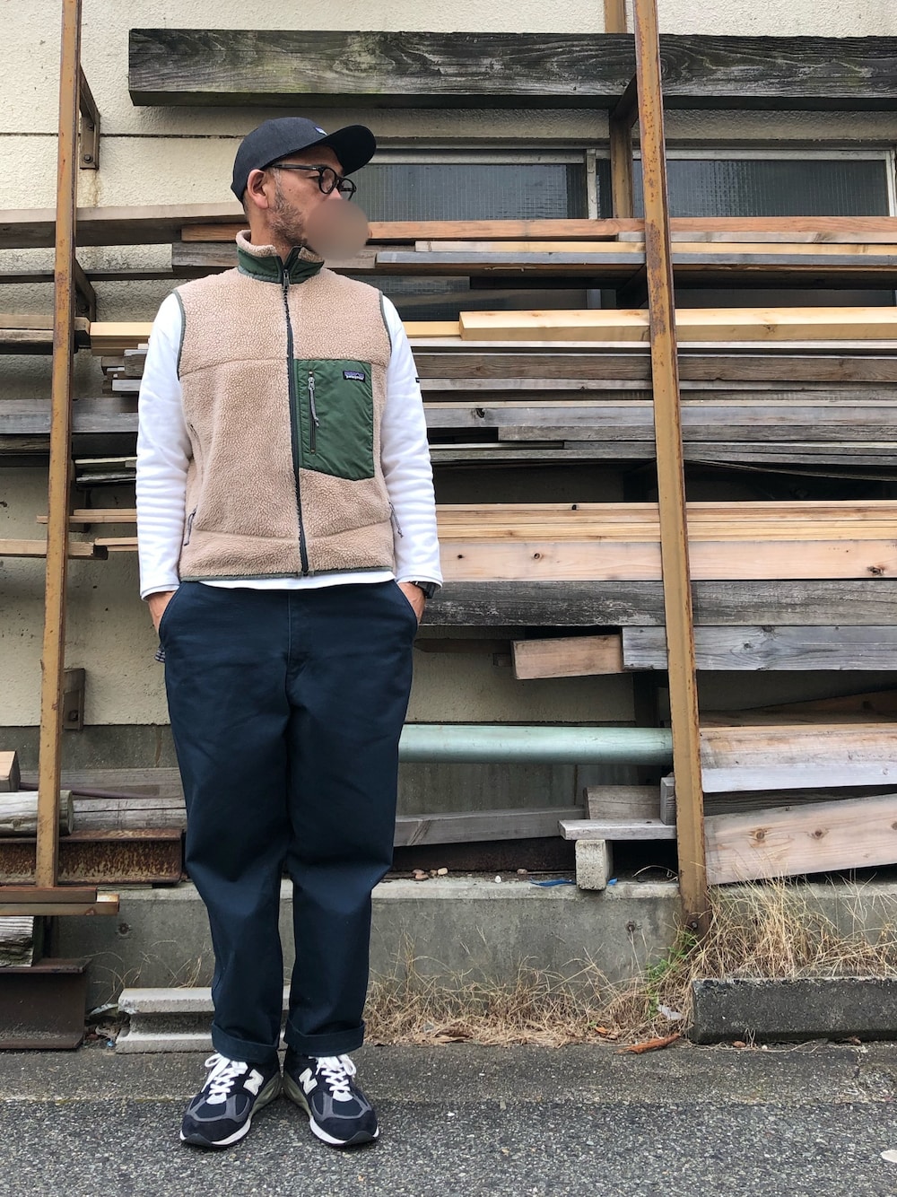 「春コーデ、パタゴニア、patagonia、UNIQLO U、セントジェームス、ニューバランス、ニューバランス990、キャップ」｜「patagoniaのアイテム（その他アウター、ベージュ系）」を使った、yonemicci70さん（メンズ・173cm）の春コーディネートの1枚目の写真