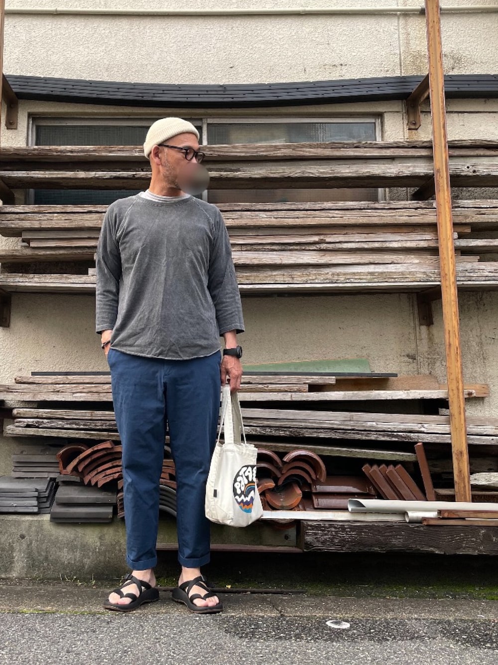 ホワイト系のトートバッグを着用したメンズの春コーディネートの1枚目の写真