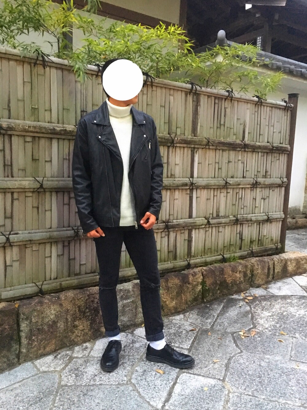 「Dr.Martens、ダブルライダース、ユニクロ、タートルネック、シロソックス」｜「Bershkaのアイテム（デニムパンツ、ブラック系）」を使った、ともきさん（メンズ・177cm）の冬コーディネートの1枚目の写真