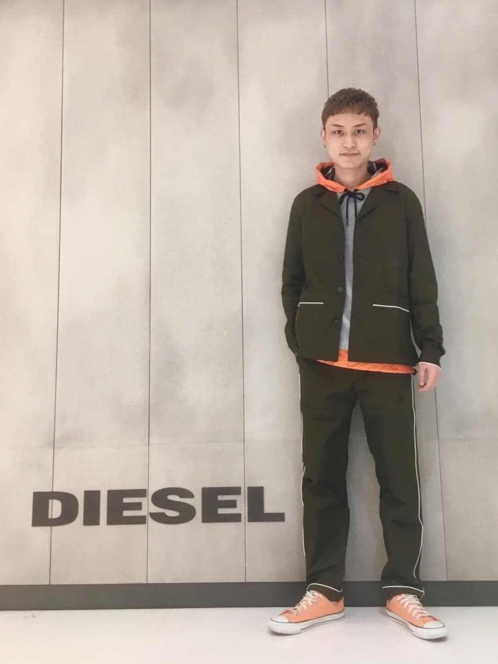 「Diesel、ディーゼル、パジャマシャツ、セットアップ、カジュアル、ラフ、スポーティーMIX、converse、カーキ、オレンジ」｜「DIESELの00SCMQ0EASS（スウェット、グレー系）」を使った、NＴさん（メンズ・177cm）の春コーディネートの1枚目の写真