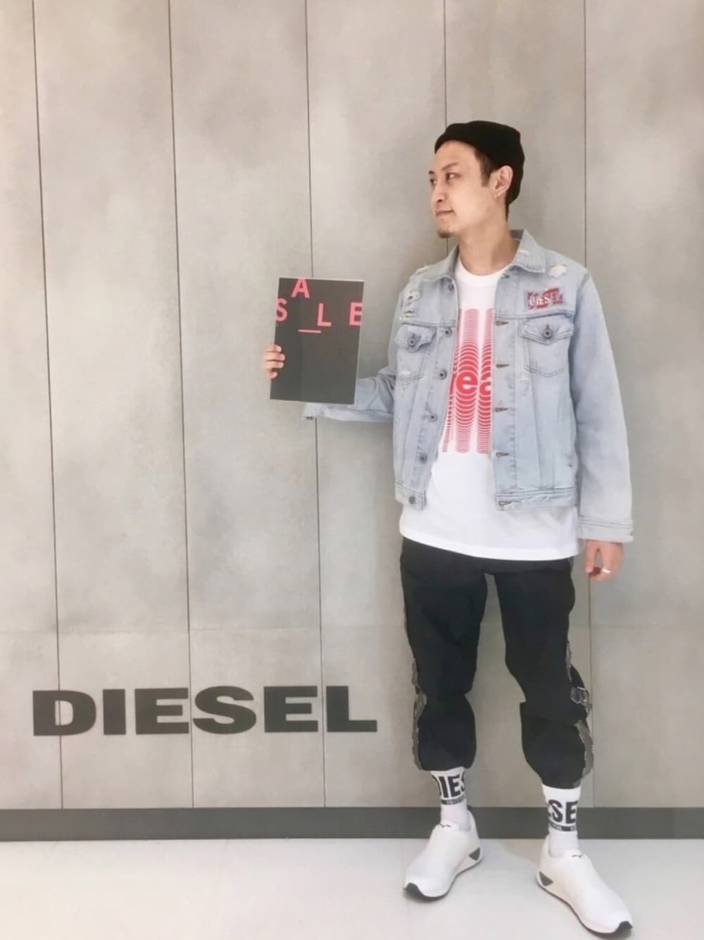 ブルー系のテーラードジャケット、ホワイト系のTシャツ/カットソー、ブラック系のその他パンツを着用したメンズの夏コーディネートの1枚目の写真