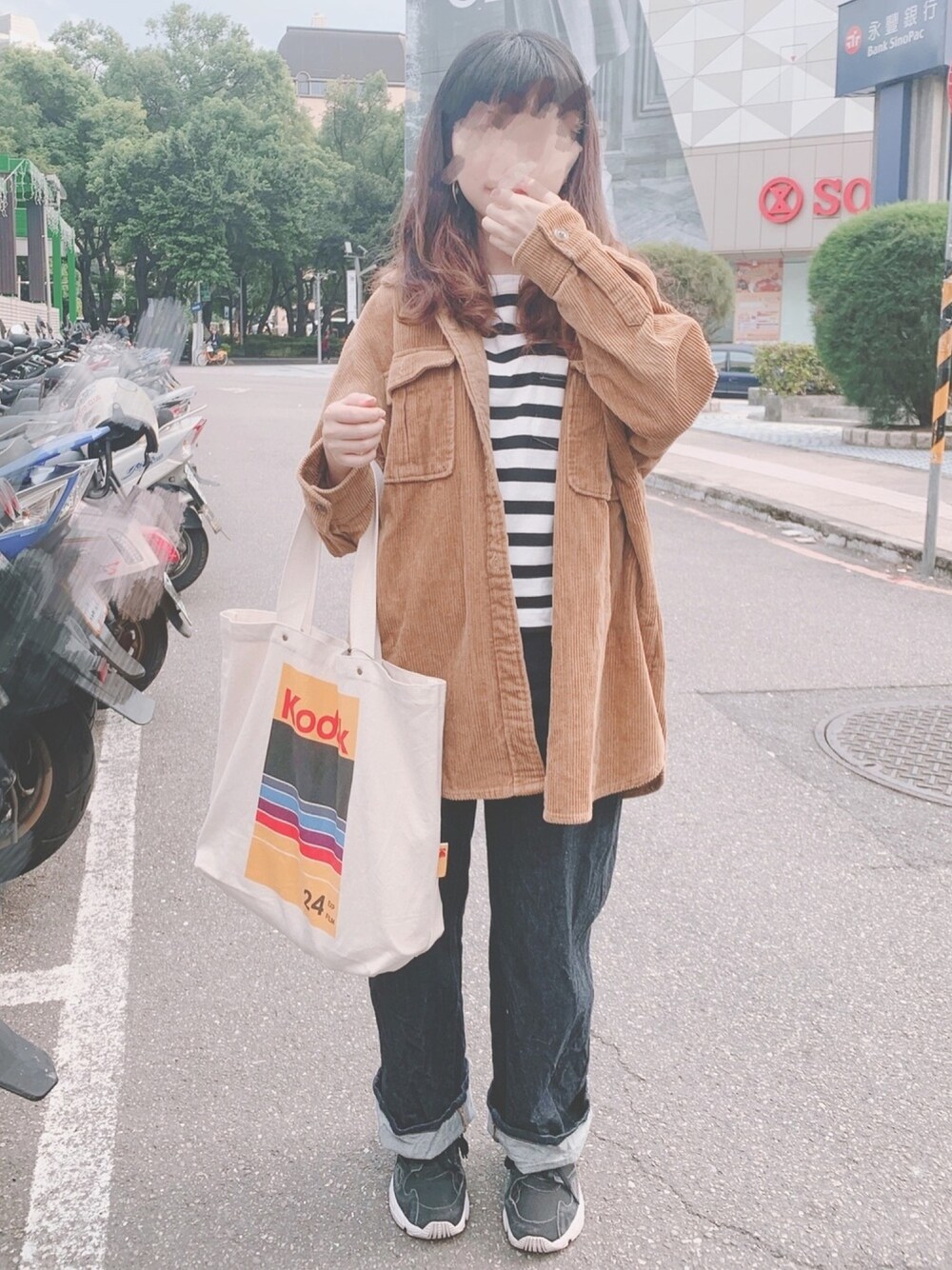 「ootd、球鞋、休閒、條紋、カジュアル、アキコーデ、ボーダー」｜「GUのアイテム（Tシャツ/カットソー、ホワイト系）」を使った、Tiffさん（レディース・155cm）の秋コーディネートの1枚目の写真