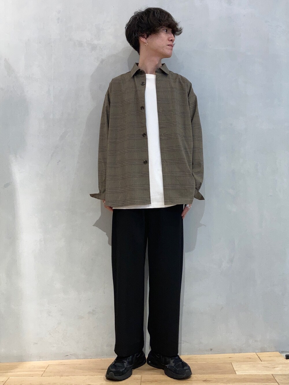 ブラウン系のシャツ/ブラウス、ホワイト系のTシャツ/カットソー、ブラック系のその他パンツを着用したメンズの夏コーディネートの1枚目の写真