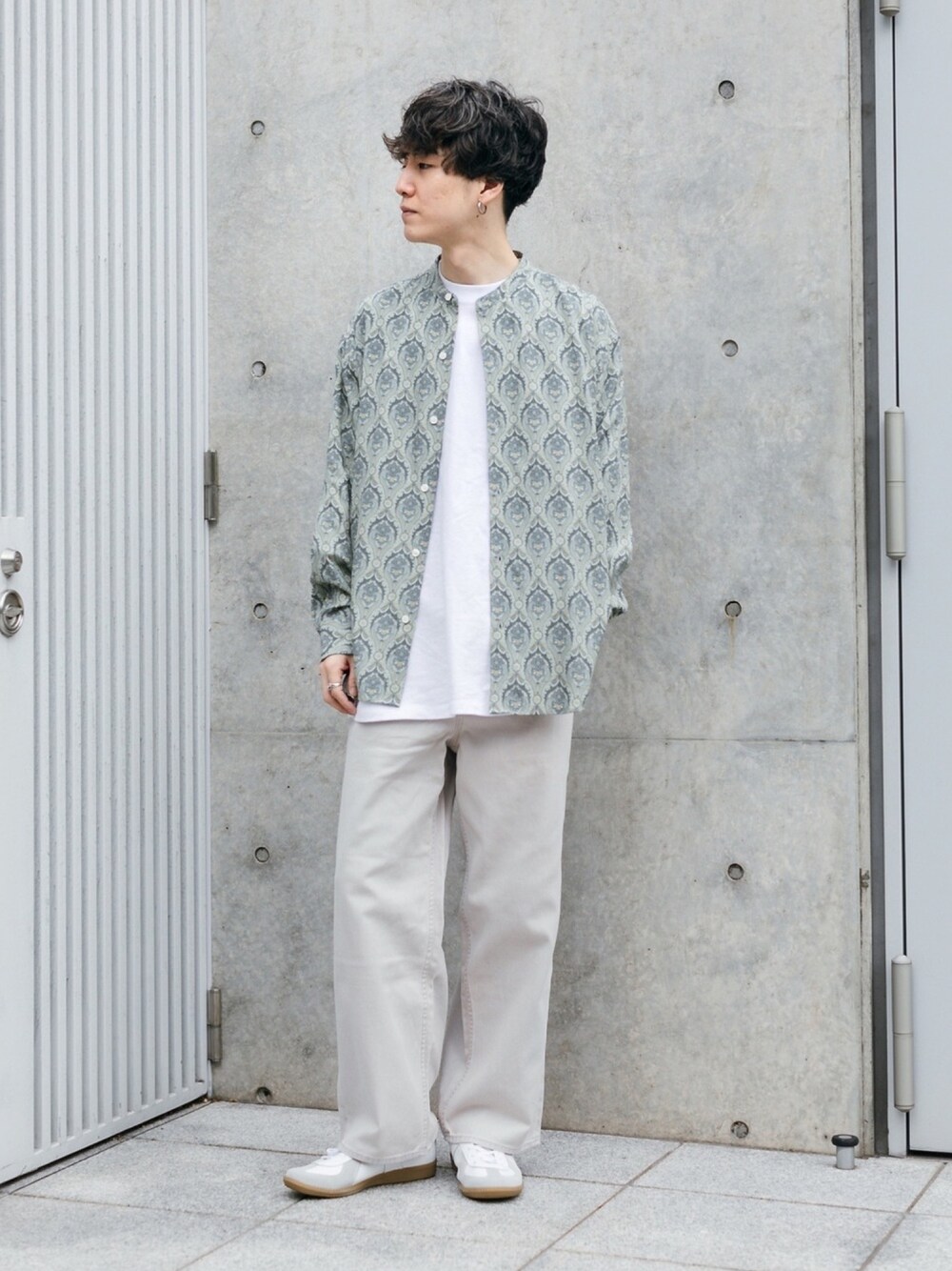 ベージュ系のシャツ/ブラウス、ホワイト系のTシャツ/カットソー、ホワイト系のスニーカーを着用したメンズの春コーディネートの1枚目の写真