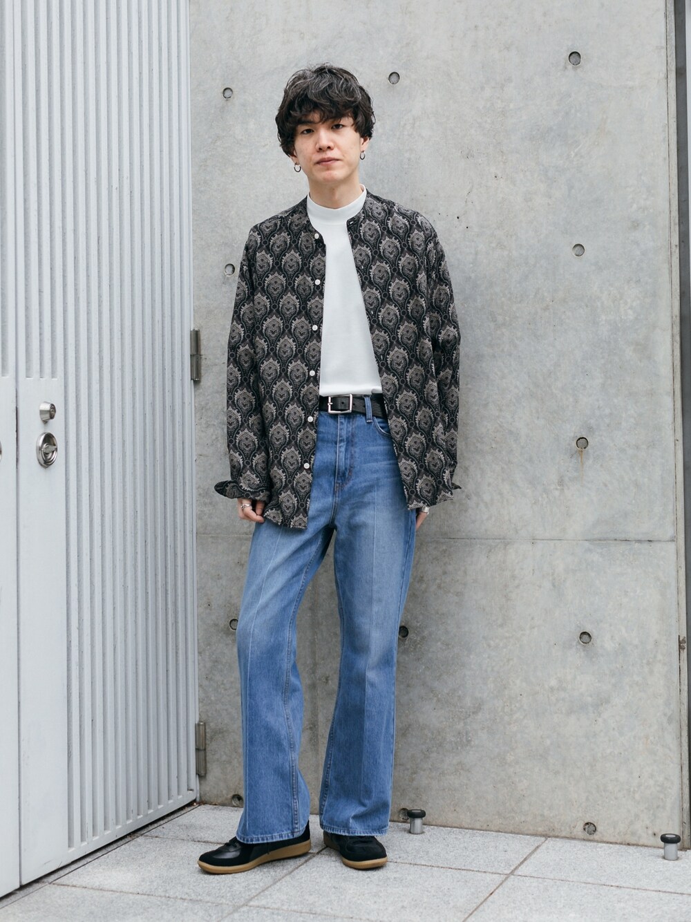 ブラック系のスニーカー、ホワイト系のTシャツ/カットソー、ブルー系のシャツ/ブラウスを着用したメンズの春コーディネートの1枚目の写真