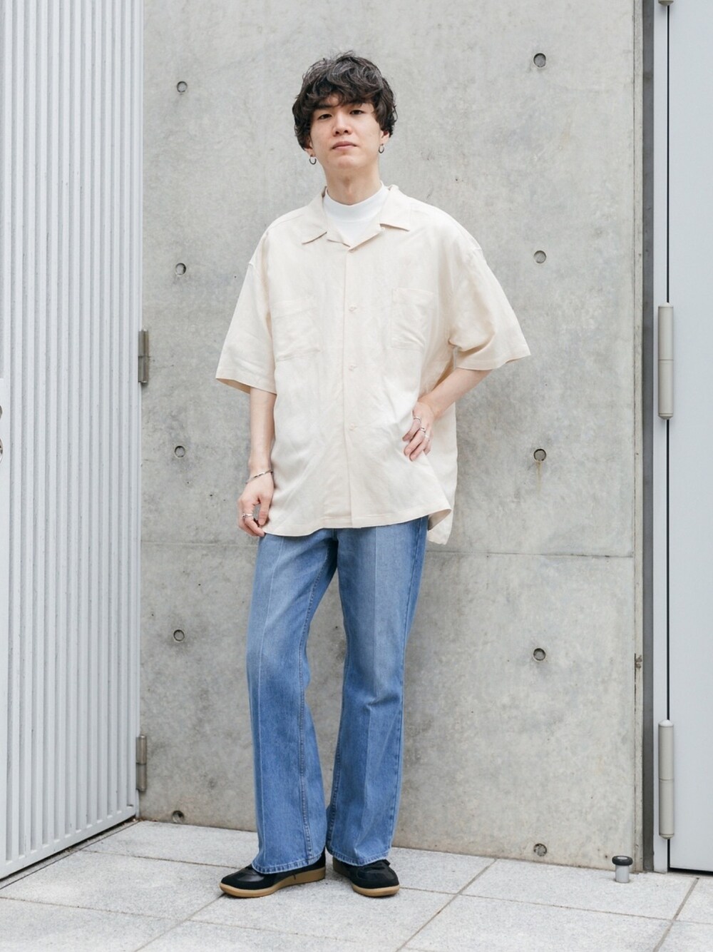 ホワイト系のTシャツ/カットソー、ベージュ系のシャツ/ブラウス、ブラック系のスニーカーを着用したメンズの春コーディネートの1枚目の写真