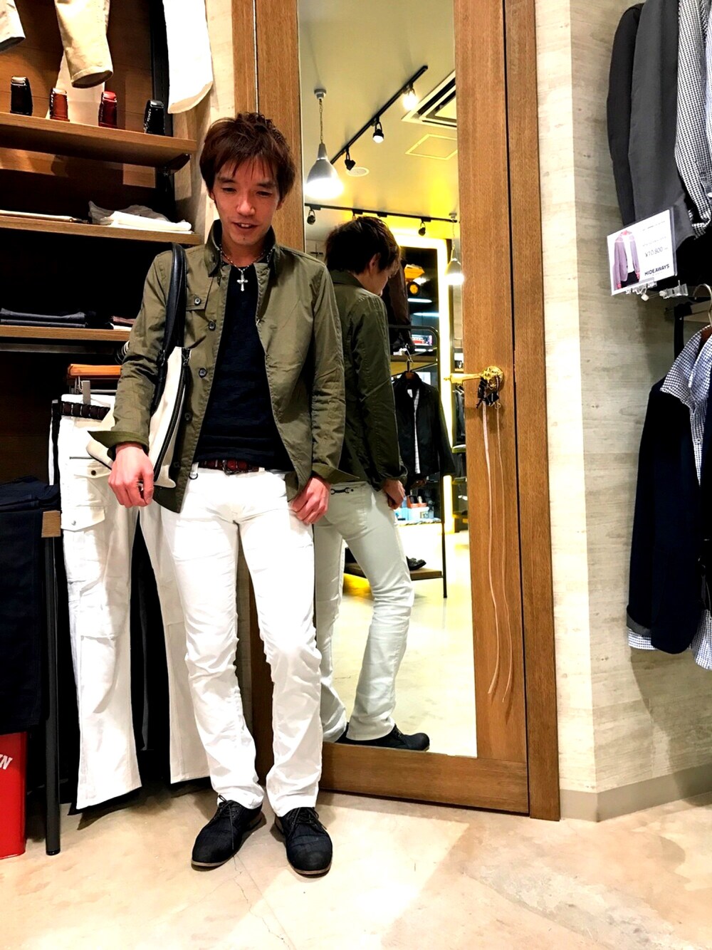 「カーキアウター、ホワイトパンツ、春コーデ、カジュアル、トートバッグ、ゆめタウン徳島HW、シルエット重視」｜「HIDEAWAYS NICOLEのアイテム（カバーオール、グリーン系）」を使った、hiroyuki mizobeさん（メンズ・171cm）の春コーディネートの1枚目の写真
