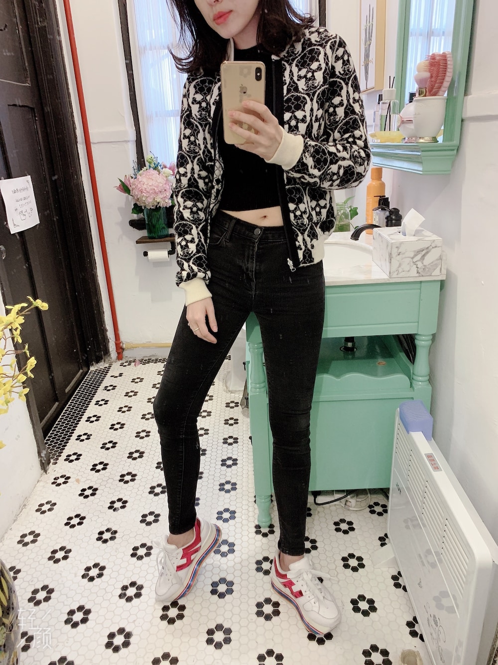 「スニーカー、カジュアルコーデ、デニムパンツ、黒、シンプルコーデ、ootd、大人カジュアル」｜「HOGANのアイテム（スニーカー、ホワイト系）」を使った、Miss Funnyさん（レディース・162cm）の冬コーディネートの1枚目の写真