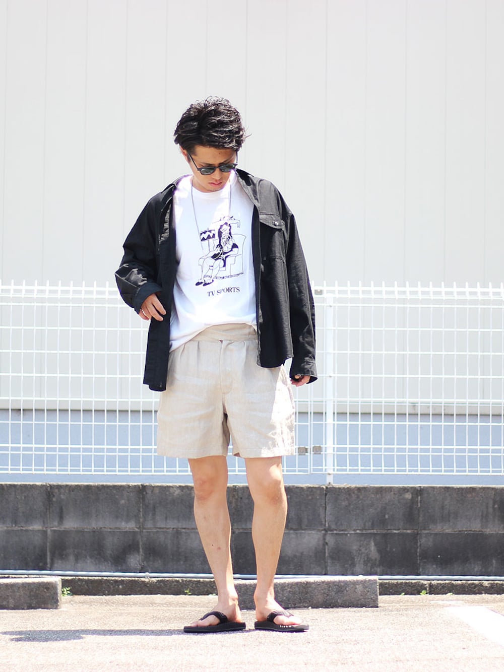 ブラック系のシャツ/ブラウス、ベージュ系のその他パンツを着用したメンズの夏コーディネートの1枚目の写真