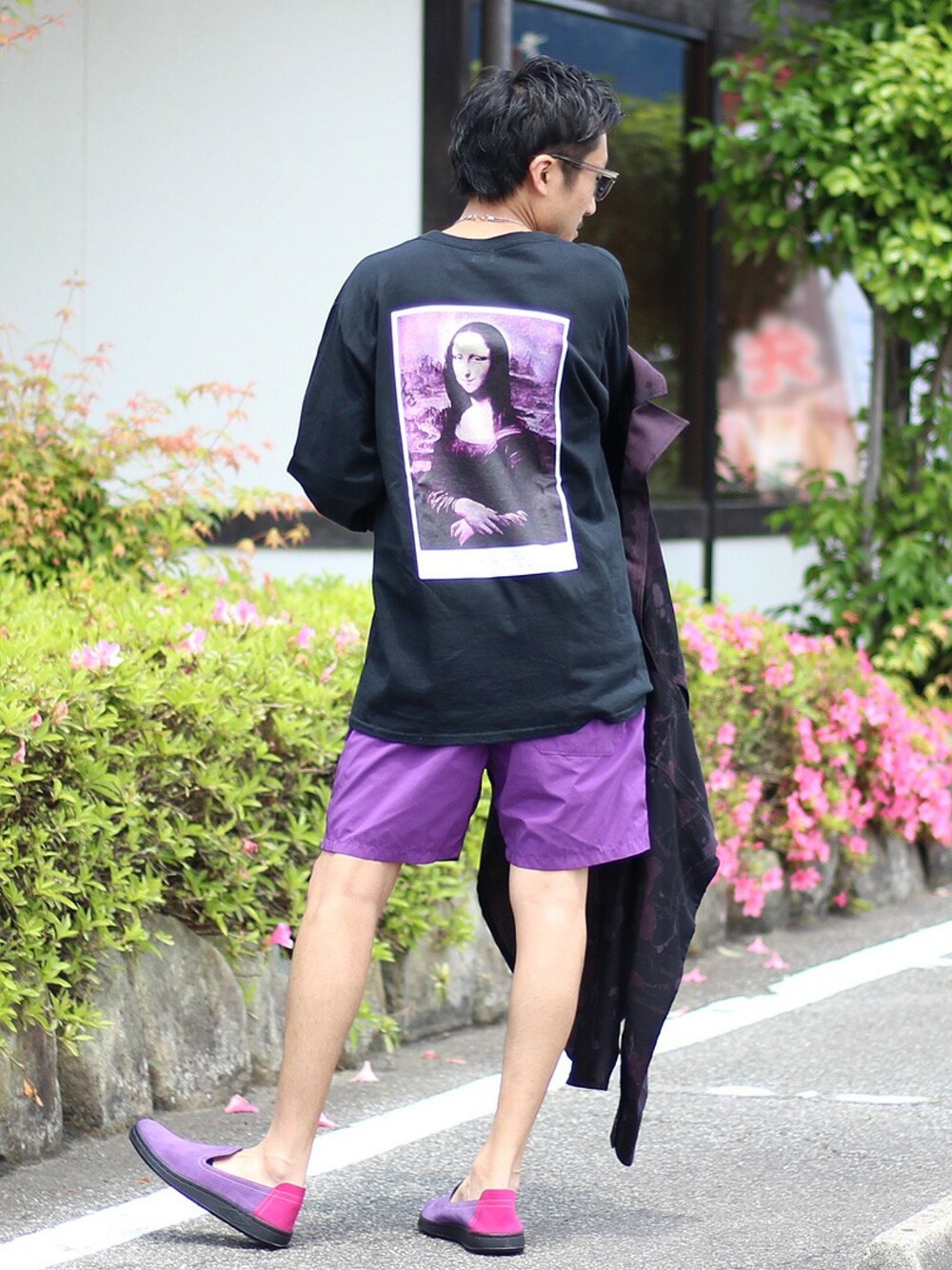 パープル系のスリッポン、パープル系のその他パンツ、パープル系のTシャツ/カットソーを着用したメンズの春コーディネートの1枚目の写真