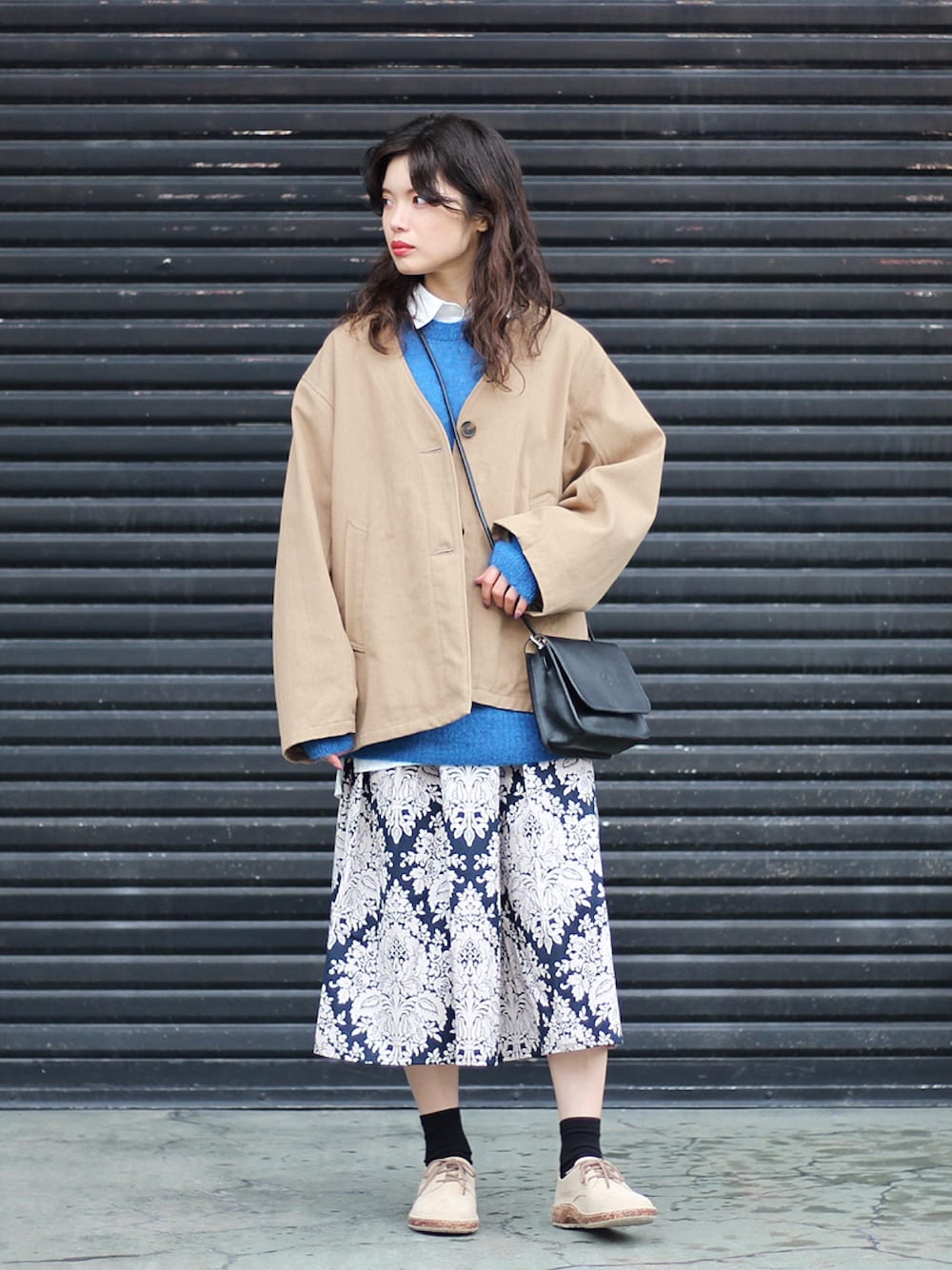 ベージュ系のジャケット/アウター、ブルー系のニット/セーター、ホワイト系のシャツ/ブラウスを着用したレディースの冬コーディネートの1枚目の写真