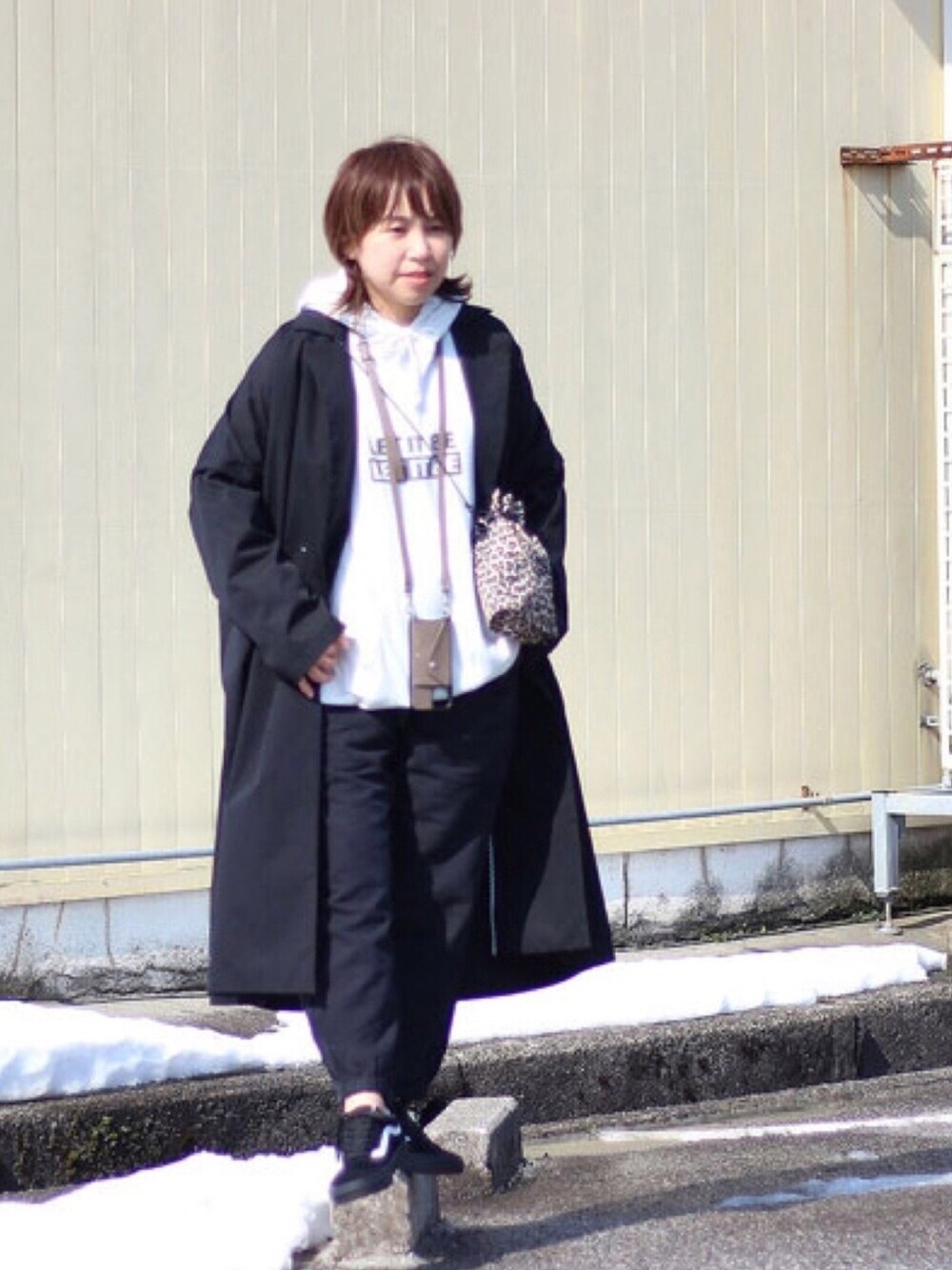 その他のショルダーバッグ、ブラック系のトレンチコート、ホワイト系のパーカーを着用したレディースの冬コーディネートの1枚目の写真