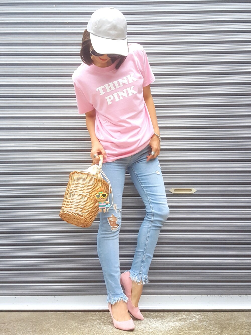 「低身長、オトナカジュアル、オトナ女子、夏コーデ、かごバッグ、ピンク、Tシャツ、ザラジョ、ラフ、切りっぱなしデニム」｜「AZUL by moussyのﾍﾞｰｼｯｸｷｬｯﾌﾟ（キャップ、グレー系）」を使った、yukippeさん（レディース・150cm）の夏コーディネートの1枚目の写真