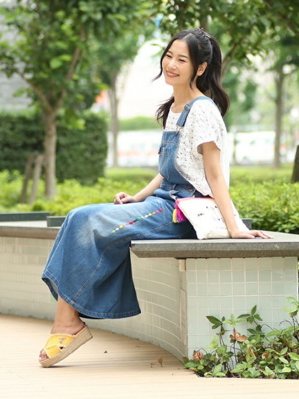 「カジュアル、エスニック、サロペット、刺繍、ボヘミアン、チチカカ、おでかけ、サロペットスカート、夏コーデ、刺繍デニム」｜「チチカカのロンボ刺繍サロペスカート（サロペット/オーバーオール、ブルー系）」を使った、チチカカさん（レディース・166cm）の夏コーディネートの1枚目の写真