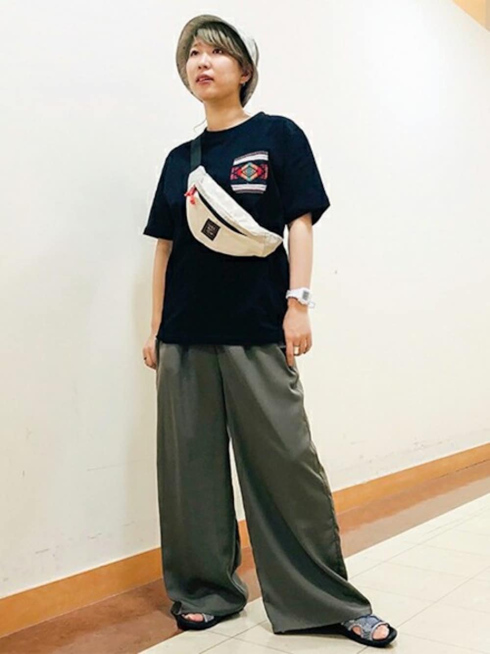 「ボーイッシュ、ボーイズライク、チチカカ、ユニセックス、チチカカコーデ」｜「チチカカのリメイク刺繍Ｔシャツ（Tシャツ/カットソー、ブラック系）」を使った、チチカカさん（レディース・165cm）の春コーディネートの1枚目の写真