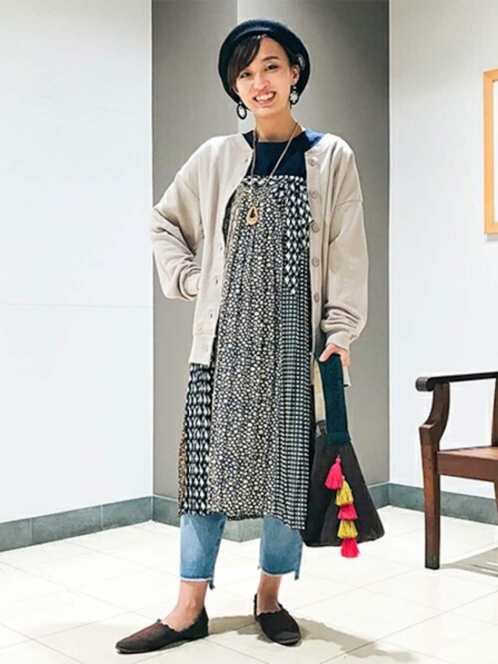 「エスニック、ベレー帽、チチカカ、羽織り、カジュアルコーデ、アレンジ、スカートワンピース、チチカカコーデ」｜「チチカカのバックネック刺繍Ｔシャツ（Tシャツ/カットソー、ブルー系）」を使った、チチカカさん（レディース・156cm）の秋コーディネートの1枚目の写真
