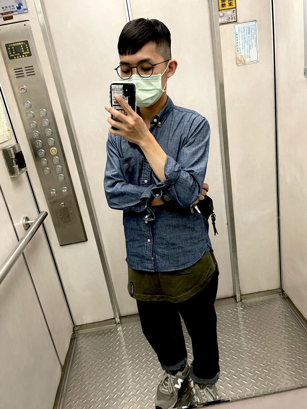 「夏、球鞋、休閒、oversize、ootd、牛仔褲、工裝褲、基礎款、Levis、LEVI’S RED」｜「UNIQLOのアイテム（シャツ/ブラウス、ブルー系）」を使った、Dannychuさん（メンズ・165cm）の春コーディネートの1枚目の写真