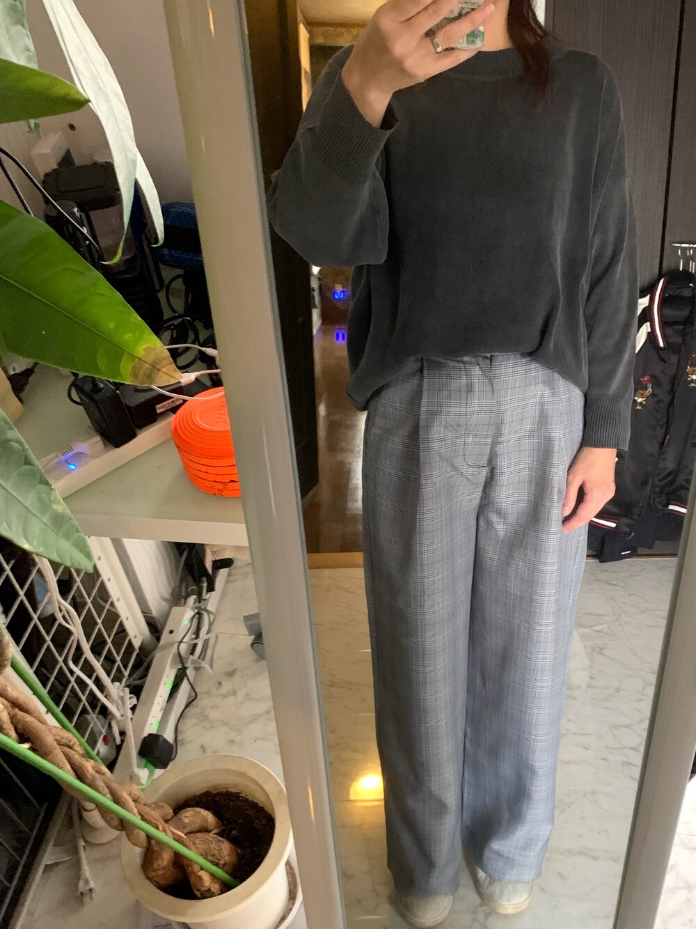 「JEANASISの12GピグメントプルオーバーLS/812597（ニット/セーター、グレー系）」を使った、menegiさん（レディース・157cm）の冬コーディネートの1枚目の写真