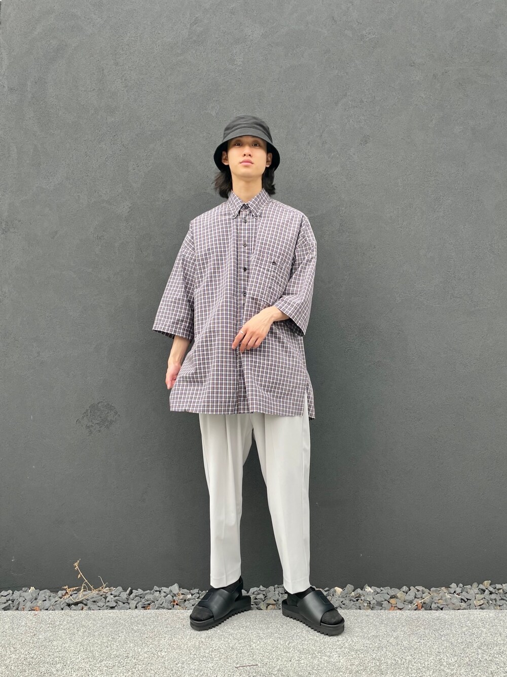 「シンプルコーデ、ビックシルエット、キレイめ、お洒落さんとつながりたい、ゆるコーデ、夏コーデ、半袖シャツ、ootd」｜「ESSAYのアイテム（シャツ/ブラウス、パープル系）」を使った、小田十夢さん（メンズ・178cm）の春コーディネートの1枚目の写真